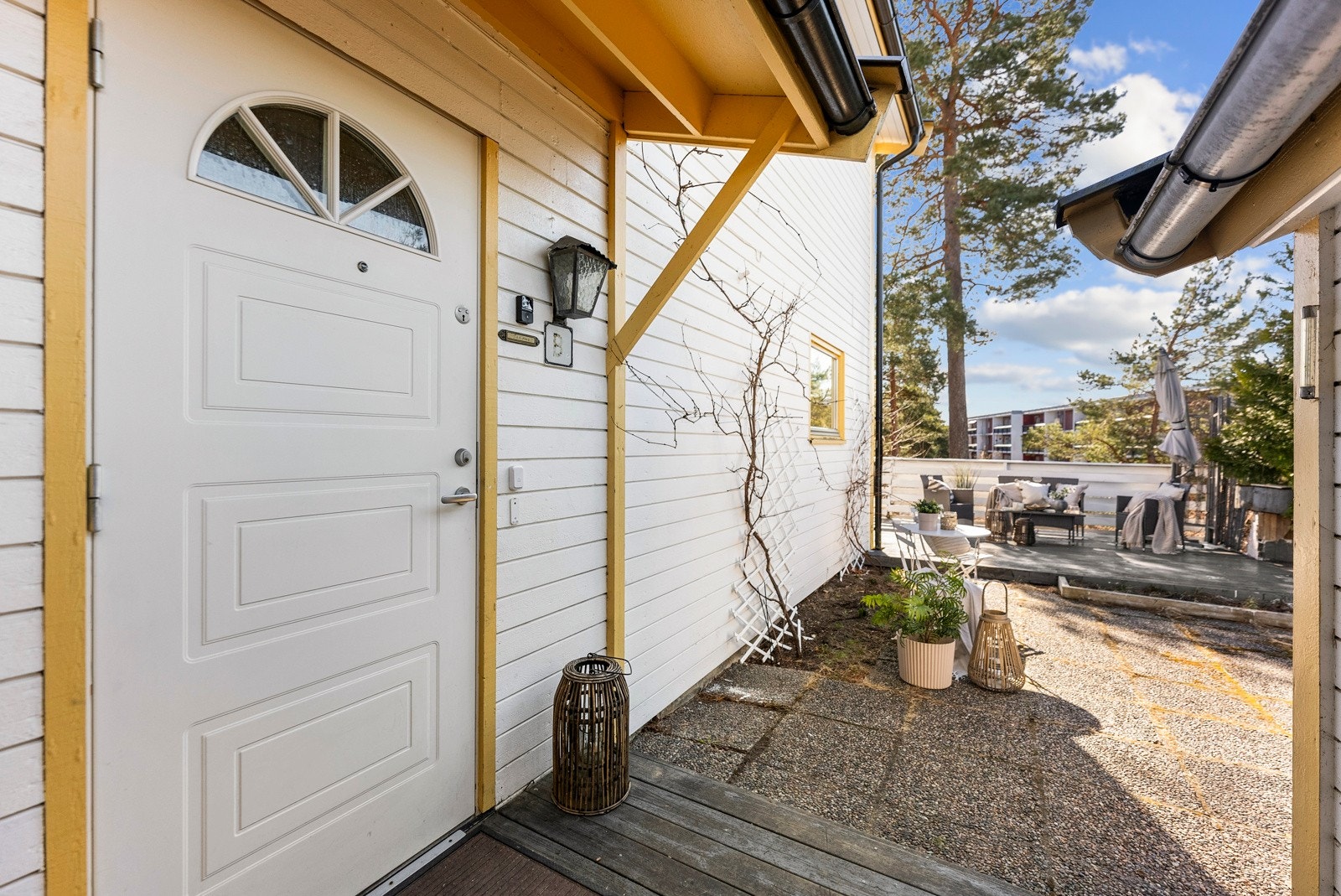 Boligen har solrike og idylliske uteplasser fra morgen til kveld, samt en skjermet hage. Galleribilde