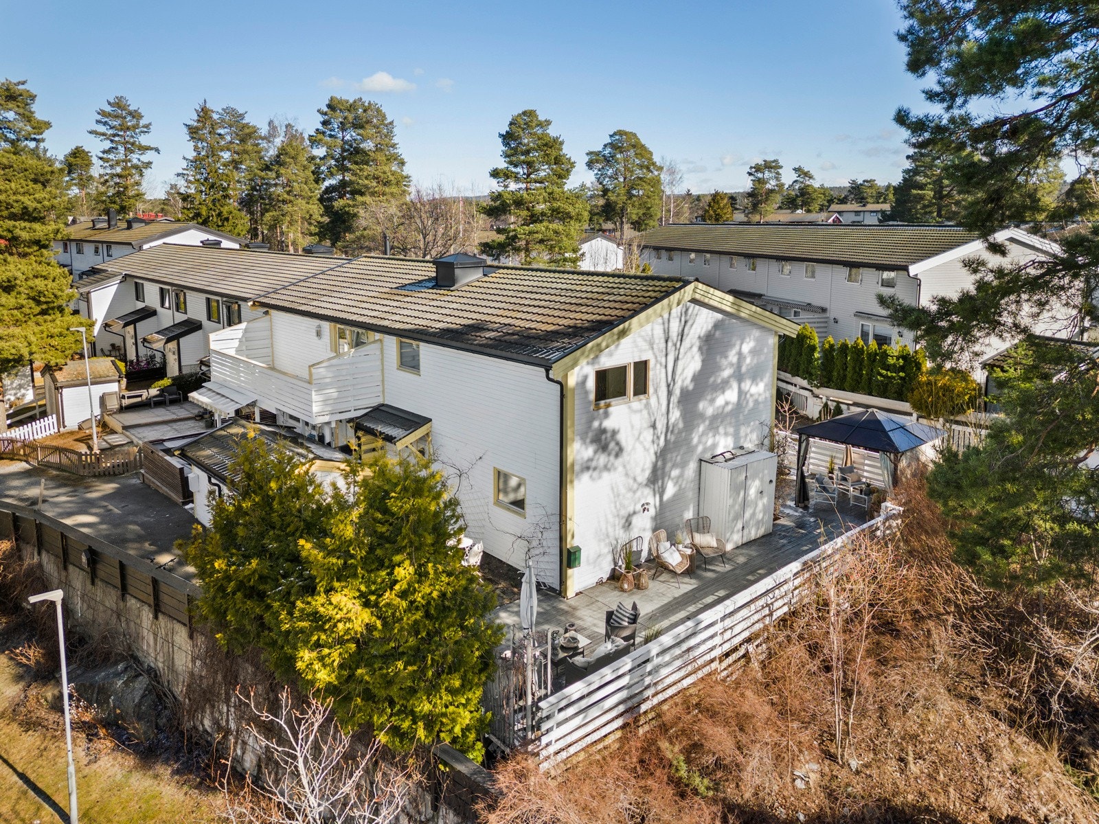 Denne boligen ligger i et veletablert nabolag med en kombinasjon av småhus, rekkehus og leiligheter som harmonerer vakkert med de naturskjønne omgivelsene Galleribilde