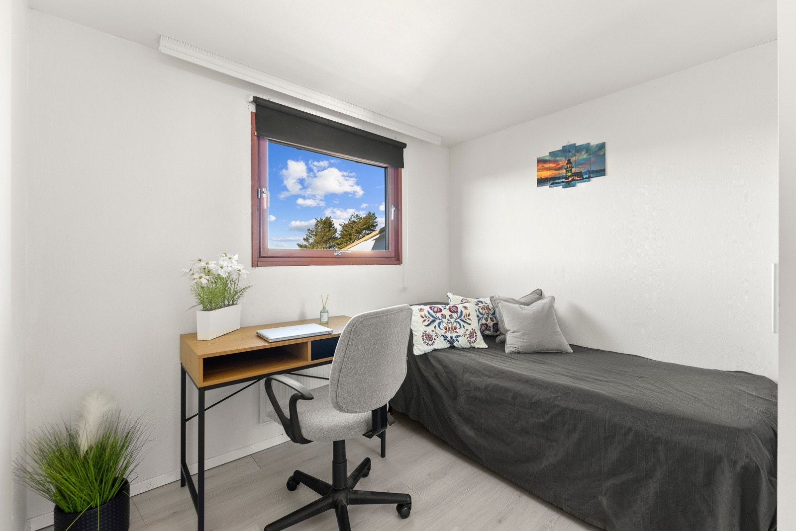 De tre øvrige soverommene egner seg godt som barnerom, gjesterom eller kontor, og har plass til både seng, skrivebord og annet møblement etter behov. Galleribilde