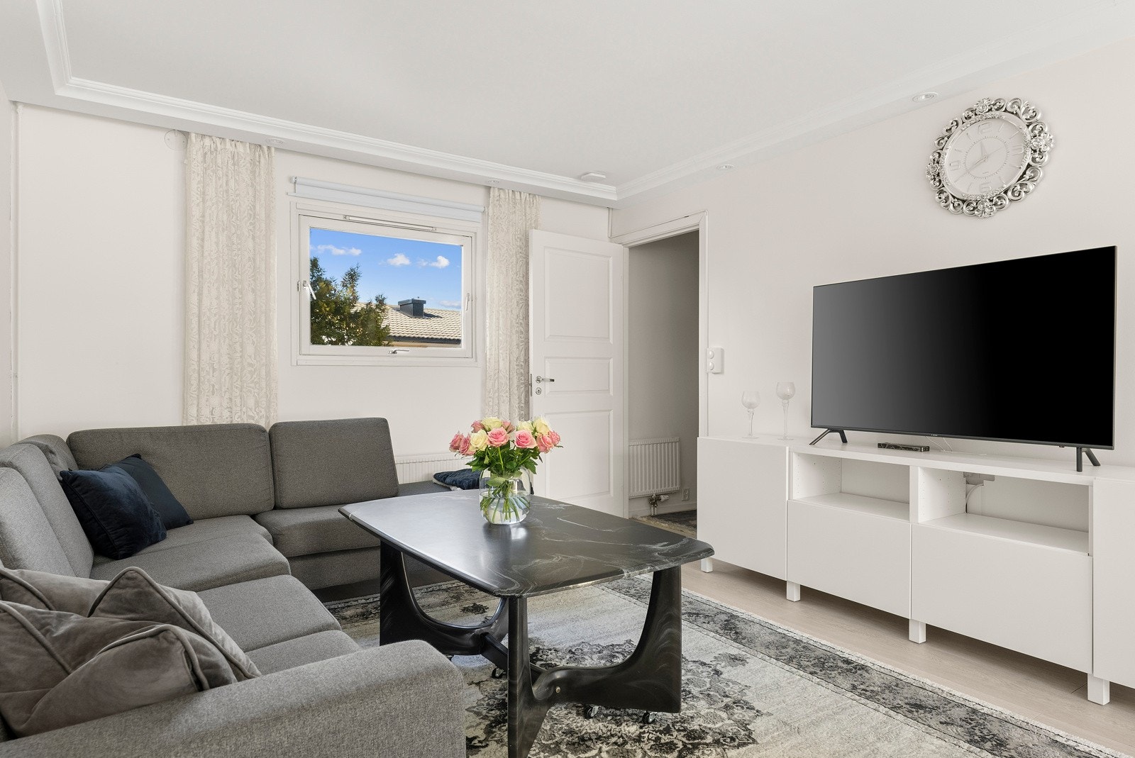 Rommet er svært møbleringsvennlig, med god plass til både sofagruppe, medieløsninger og spisebord Galleribilde