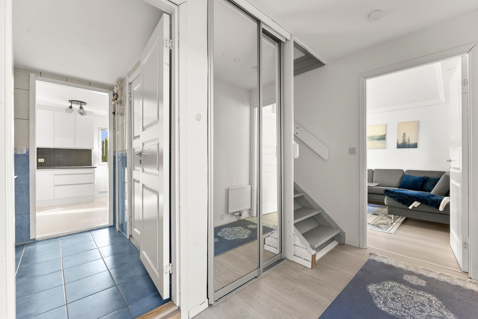 Gangen har god plass til oppbevaring av yttertøy og sko. Galleribilde