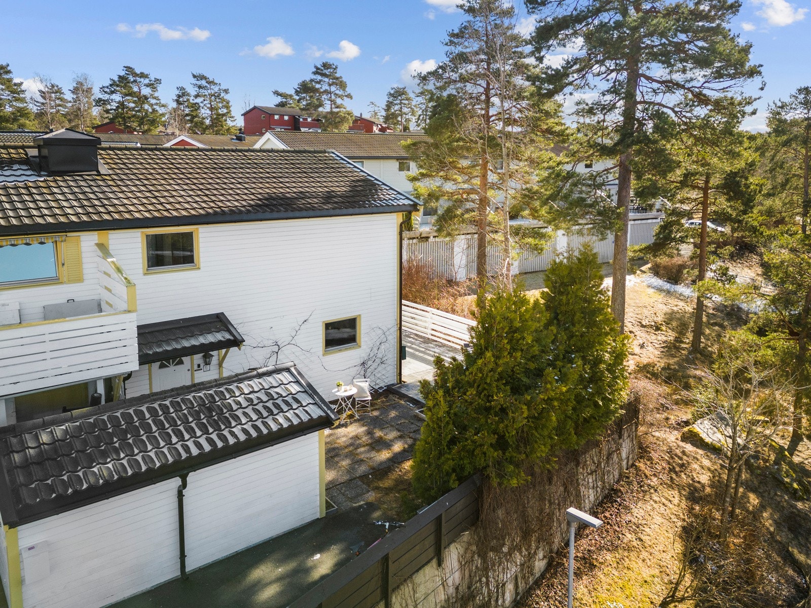 Denne boligen ligger i et veletablert nabolag med en kombinasjon av småhus, rekkehus og leiligheter som harmonerer vakkert med de naturskjønne omgivelsene Galleribilde