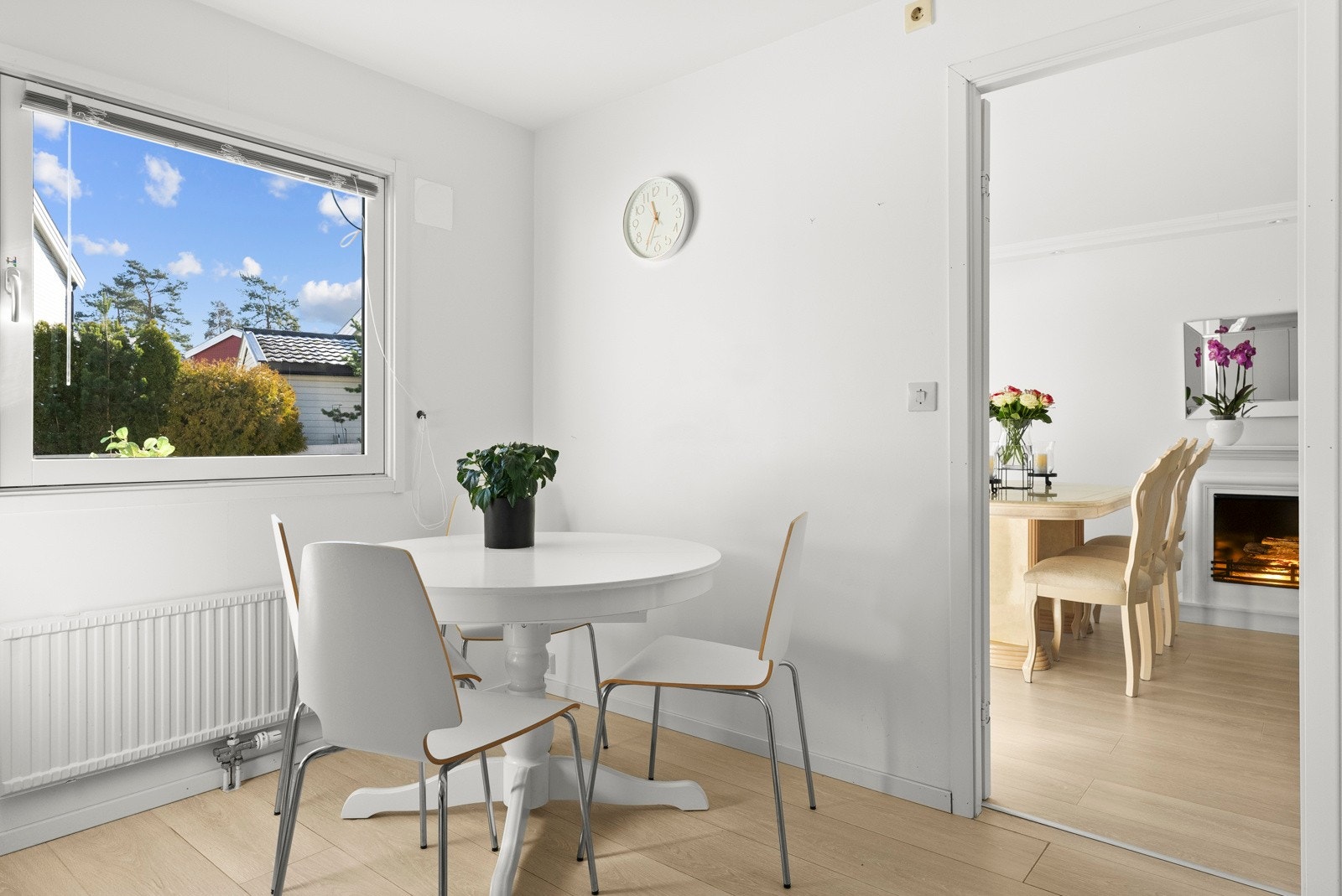 En hyggelig spiseplass ved vinduet gjør frokoststunden ekstra trivelig. Galleribilde