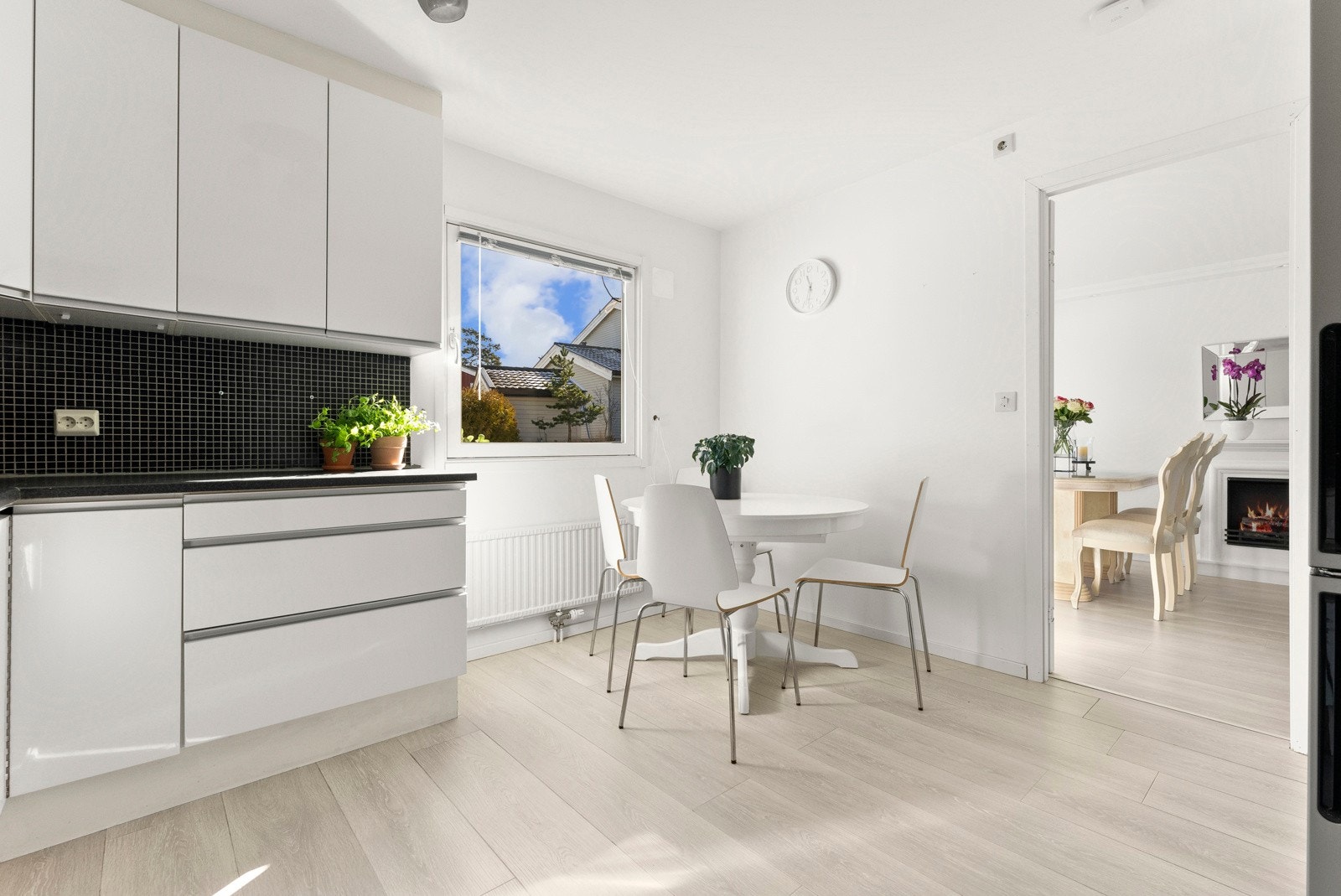 Det romslige kjøkkenet gir gode muligheter for både matlaging og sosialt samvær Galleribilde