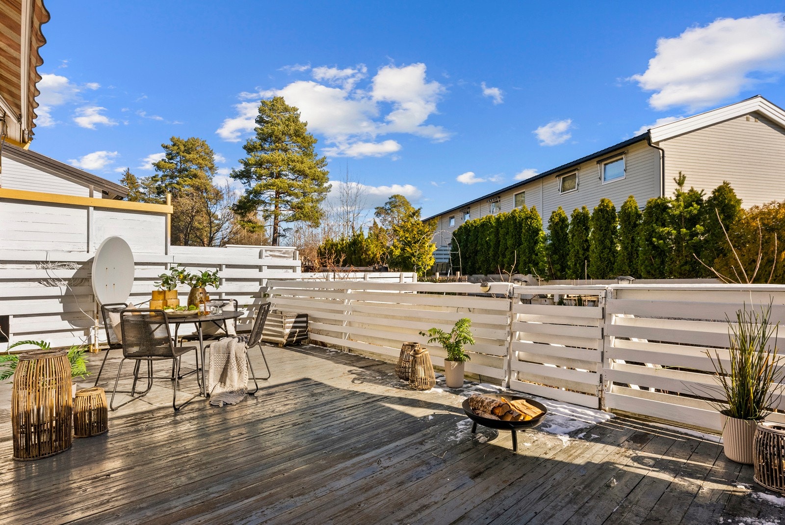 Fra stuen har du utgang til en imponerende terrasse på hele 79 m² som strekker seg rundt boligen. Galleribilde