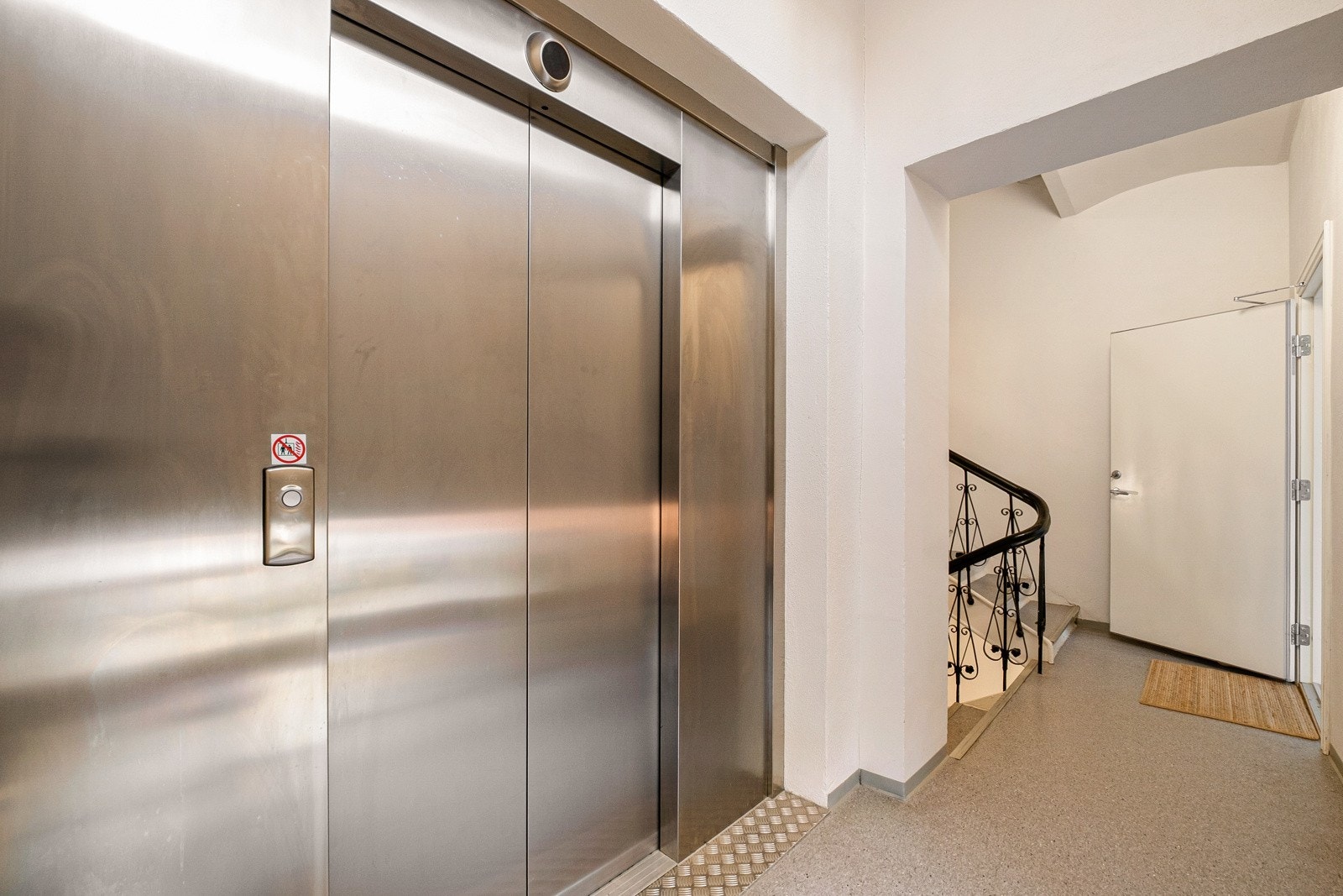 Leiligheten har enkel adkomst med en brukervennlig og stor heis. Det er plass til barnevogn rett ved inngangsdøren til leiligheten. Galleribilde