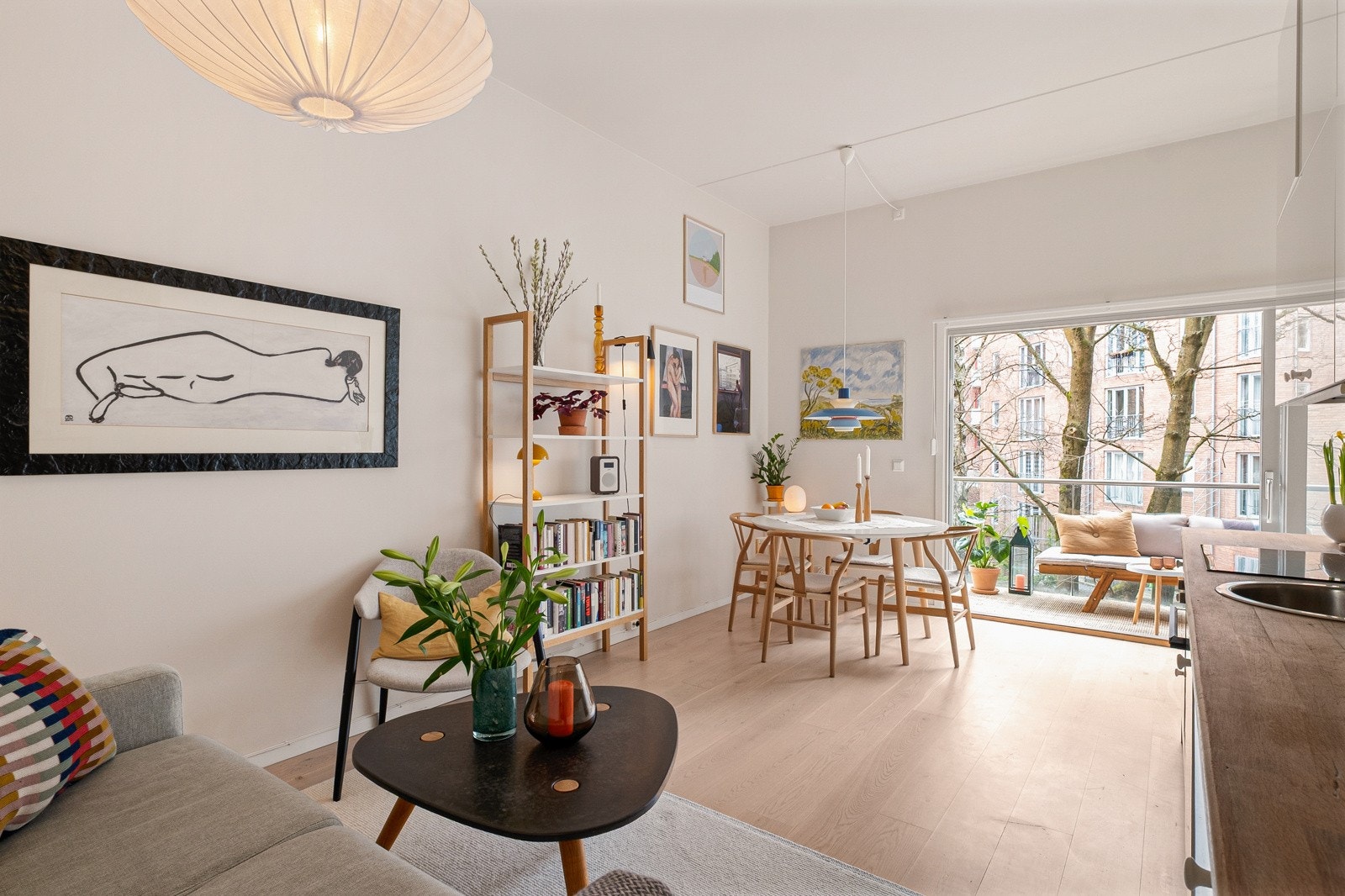 Det er gode lyslinjer i boligen. Galleribilde