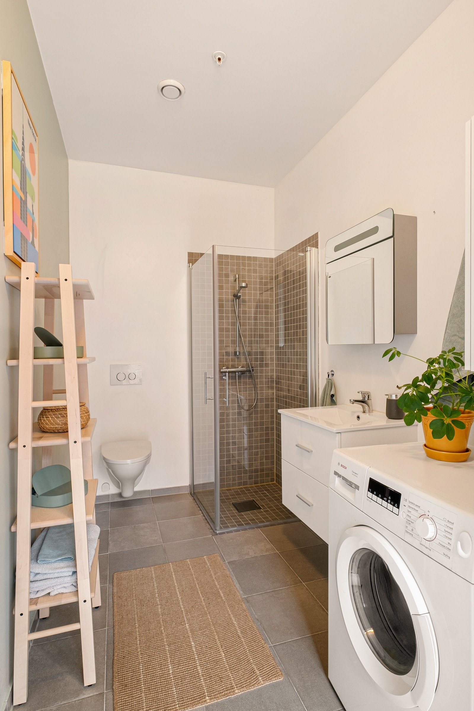 Badet har gulvvarme og opplegg for vaskemaskin. Galleribilde