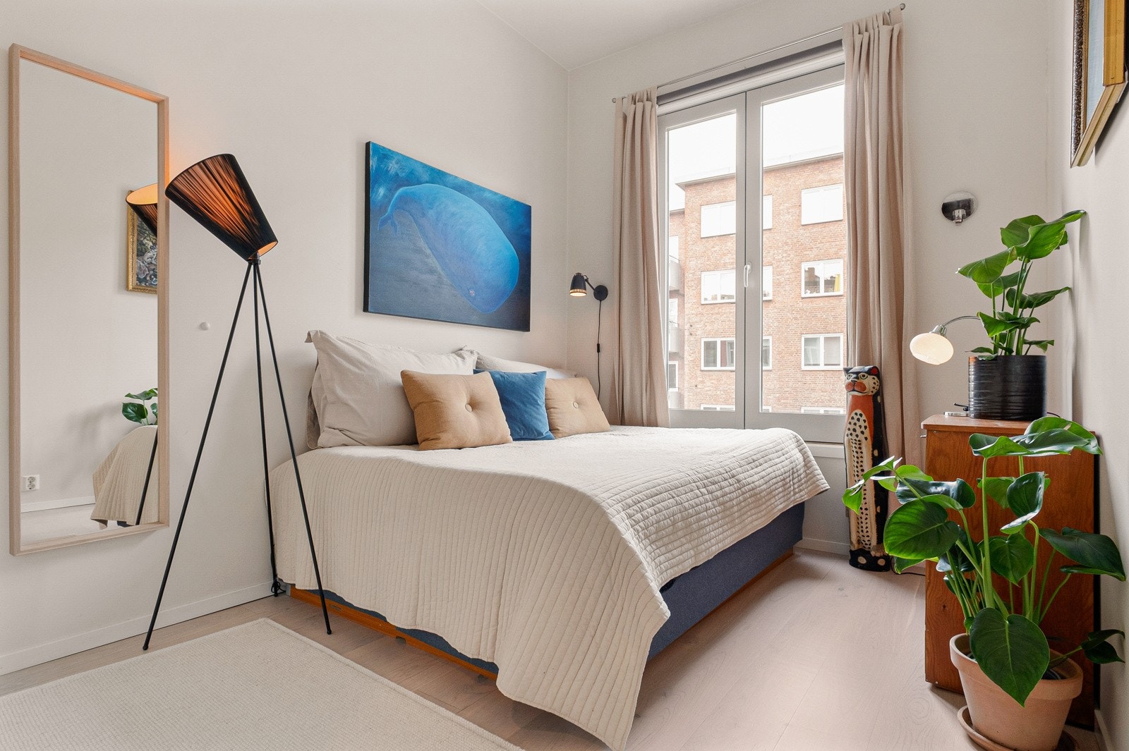 Det er to soverom i leiligheten, som begge er av god størrelse. Soverommene har også franske balkonger. Galleribilde