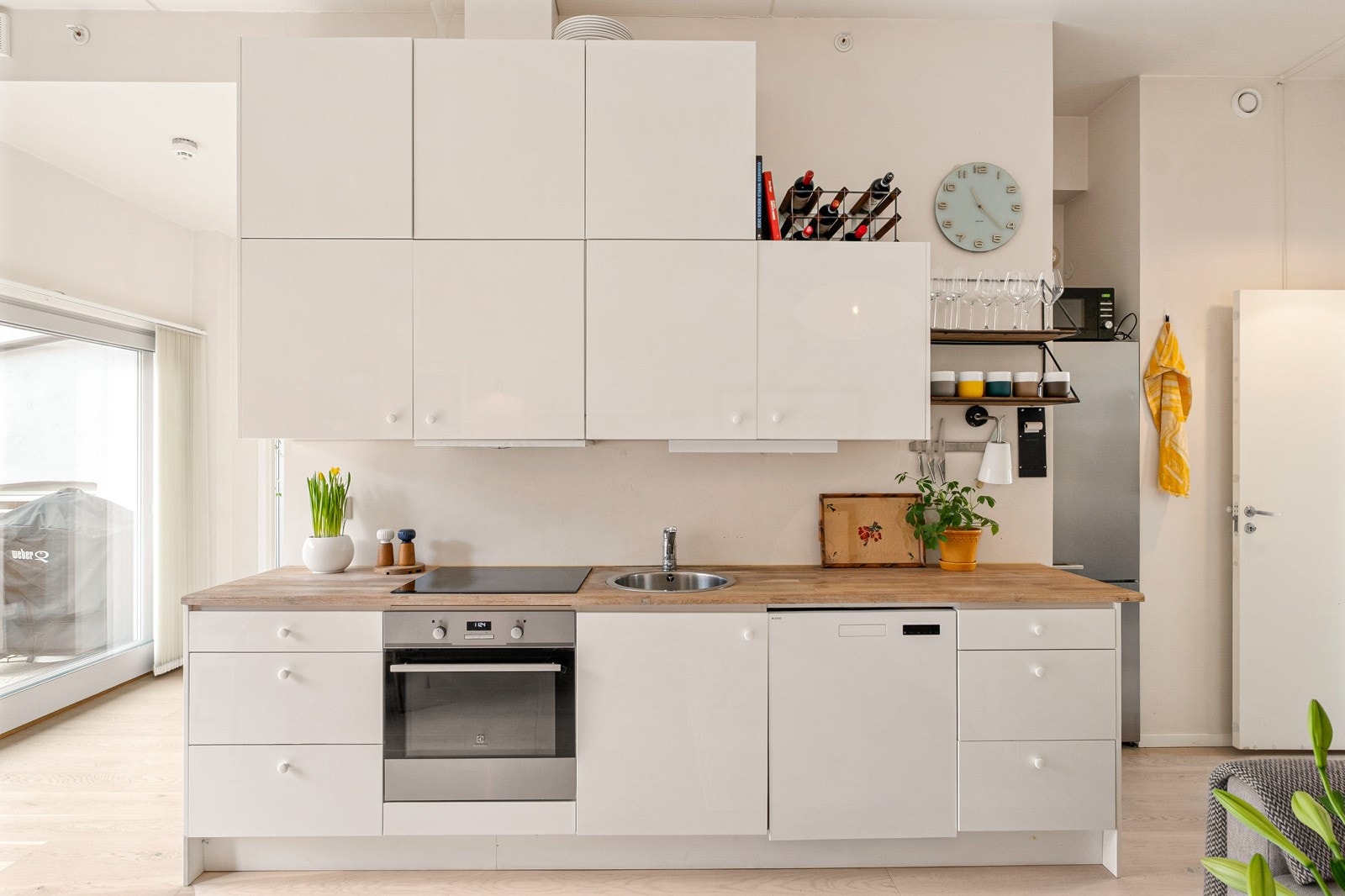 Det er montert en stilren kjøkkeninnredning fra Sentrum Bygg med hvite, glatte fronter. Galleribilde