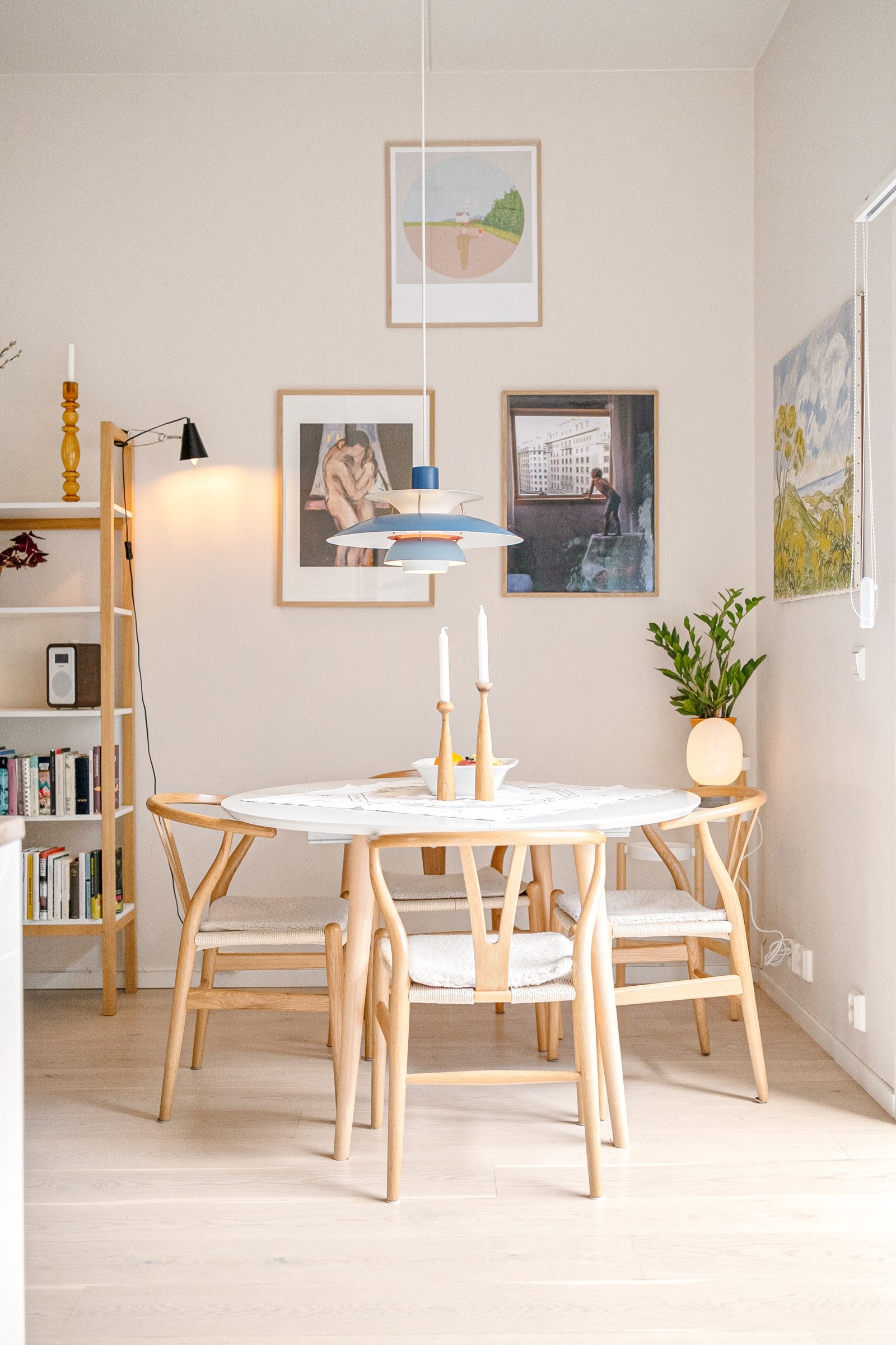 Stuen har lyse farger, parkettgulv og rikelig med naturlig dagslys fra store vindusflater. Galleribilde