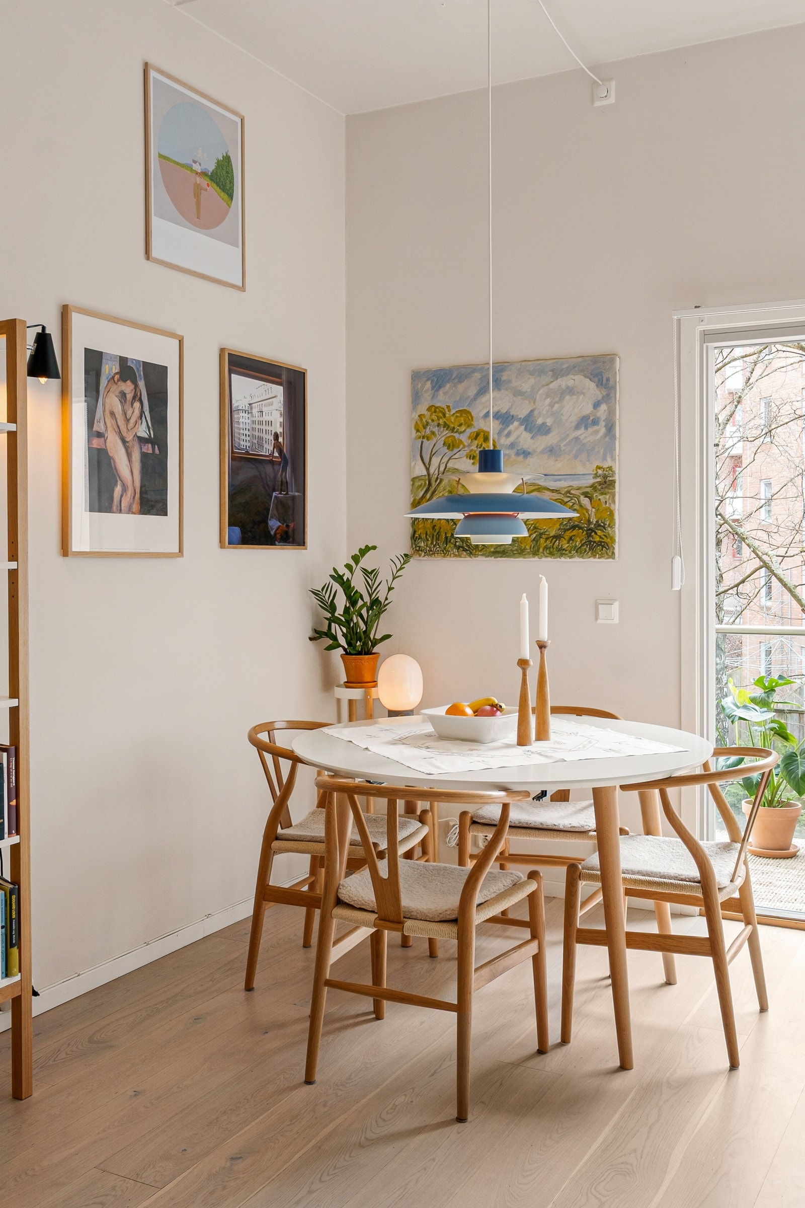 Stuen har en generøs takhøyde på over 3 meter. Galleribilde