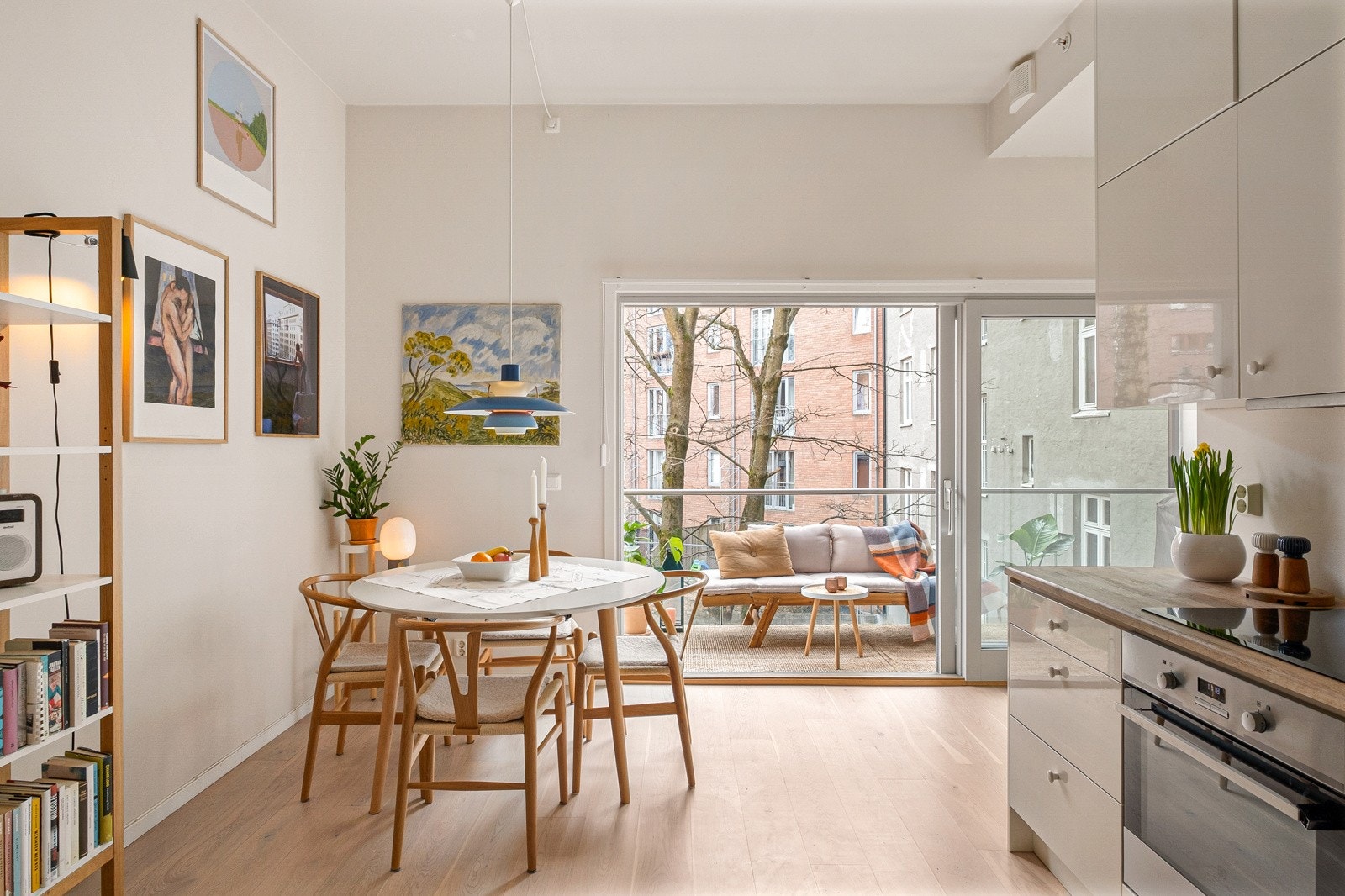 Velkommen til en lys og gjennomgående 3-roms med stor balkong. Galleribilde