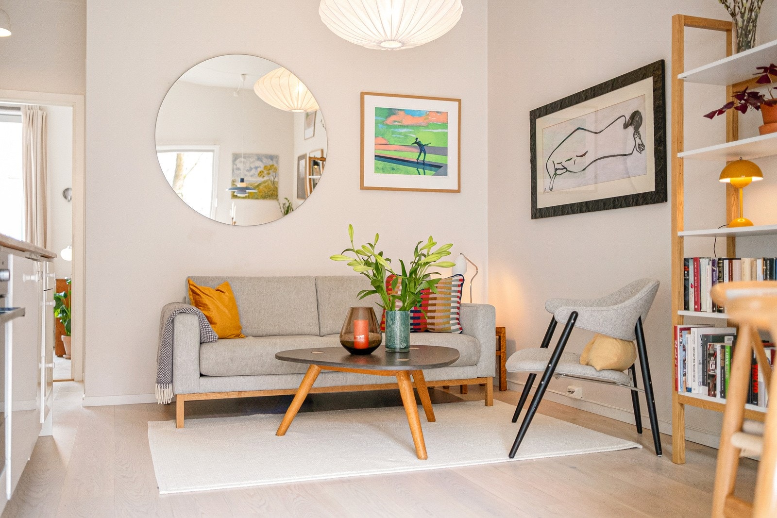 Her får man en god og åpen romfølelse samtidig som parkettgulvene og fargevalgene gir en lys og lun atmosfære. Galleribilde