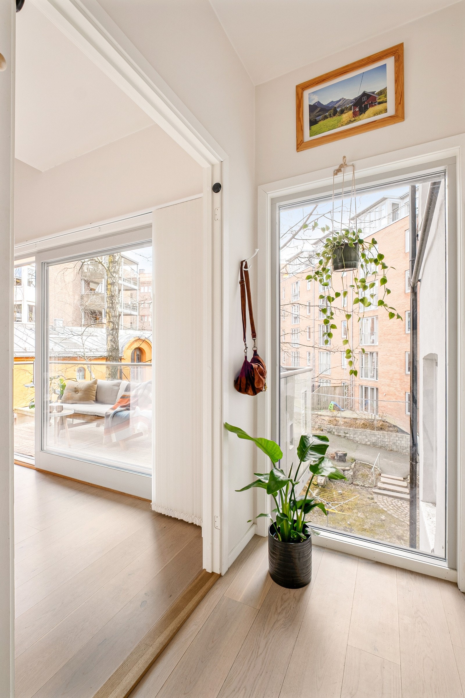 Vinduer fra gulv til tak slipper inn rikelig med naturlig dagslys. Samspillet med den store takhøyden gir en luftig og romslig følelse. Galleribilde