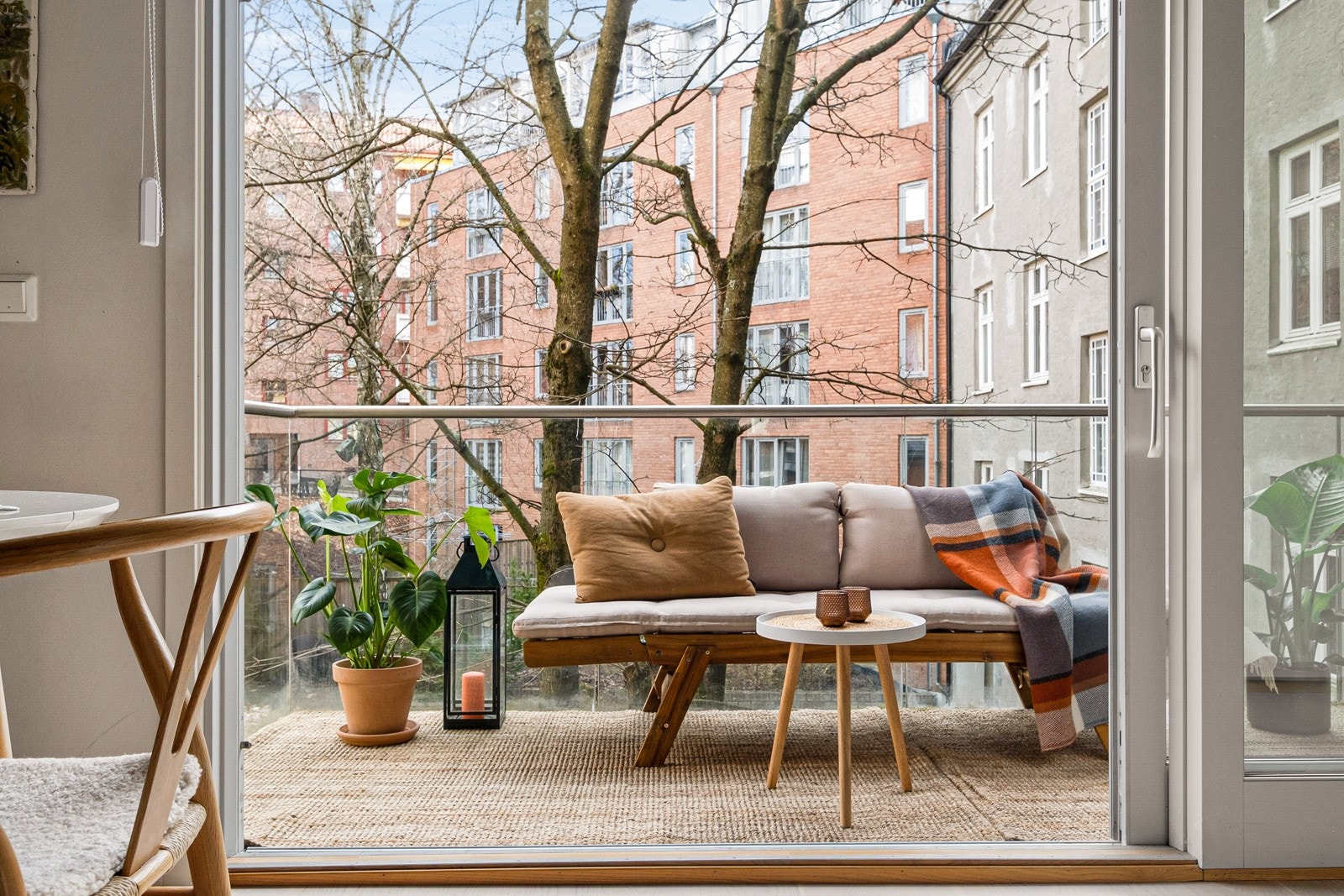 Balkongen fungerer fint som et ekstra rom i den varme årstiden. Galleribilde