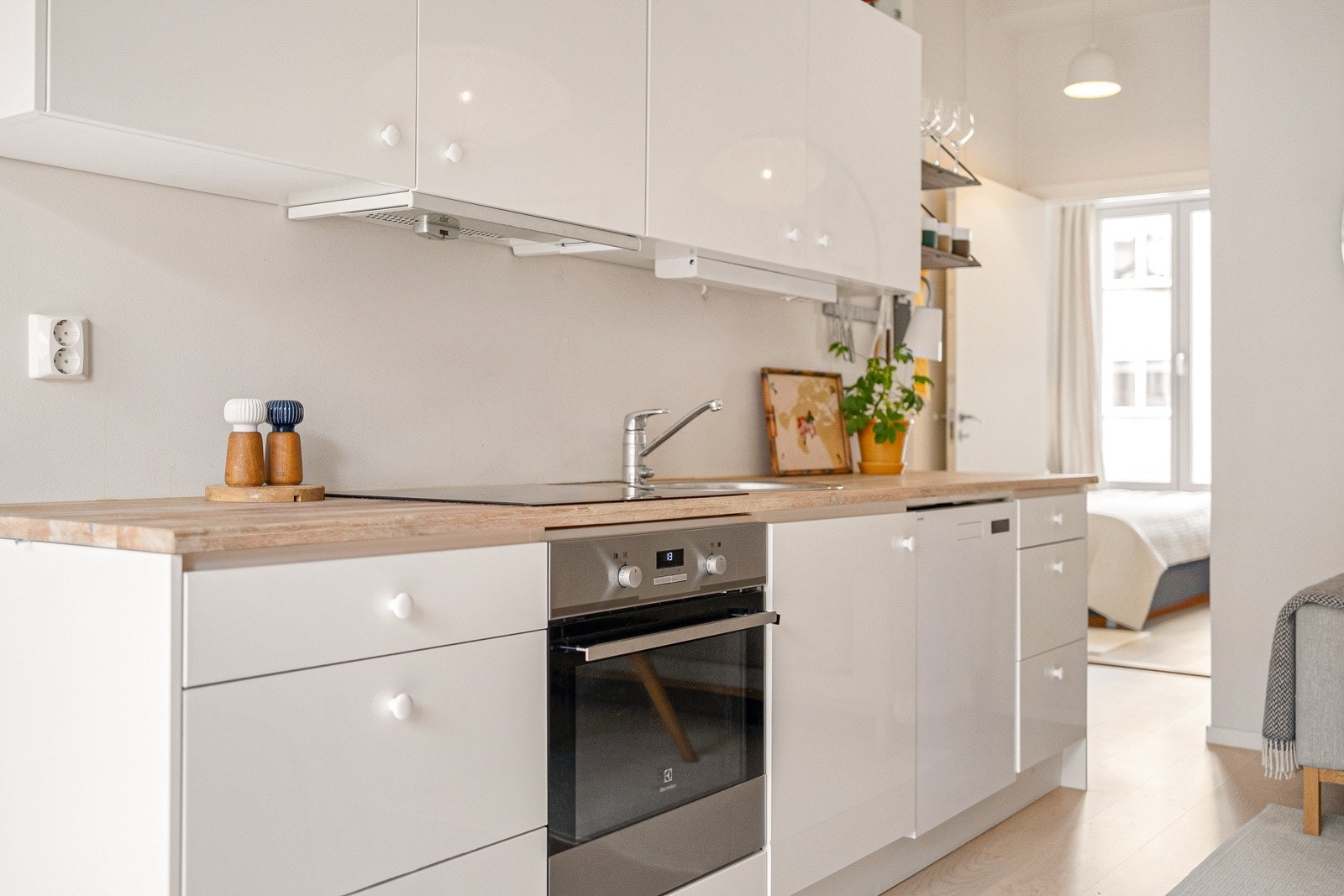 Kjøkkenet har heltre benkeplate som gir et lunt inntrykk mot de hvite frontene. Galleribilde