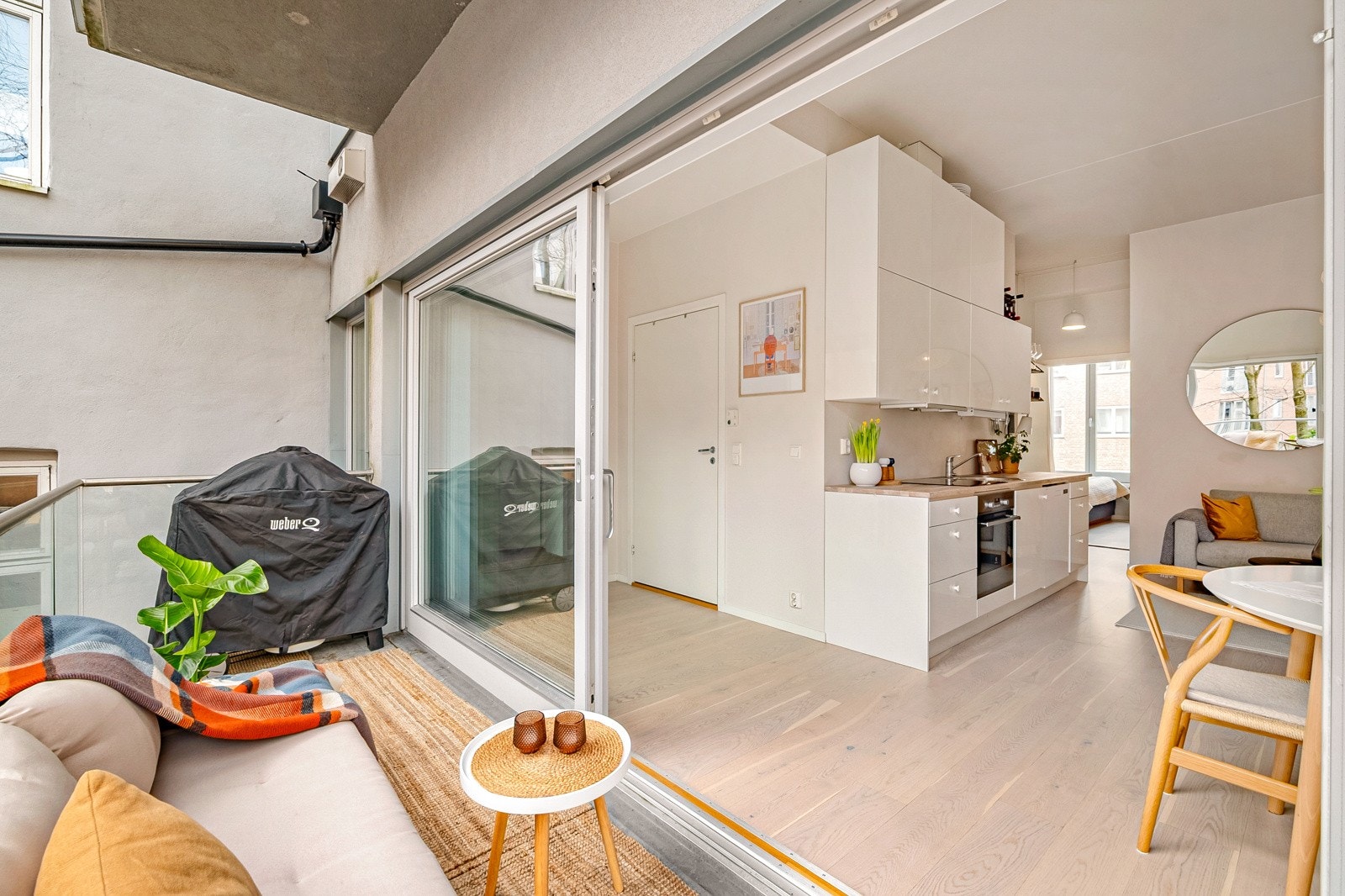 I sommerhalvåret fungerer balkongen som en deilig forlengelse av stuen. Galleribilde