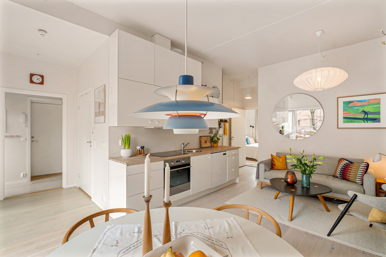 Leiligheten er holdt i lyse fargetoner. Galleribilde