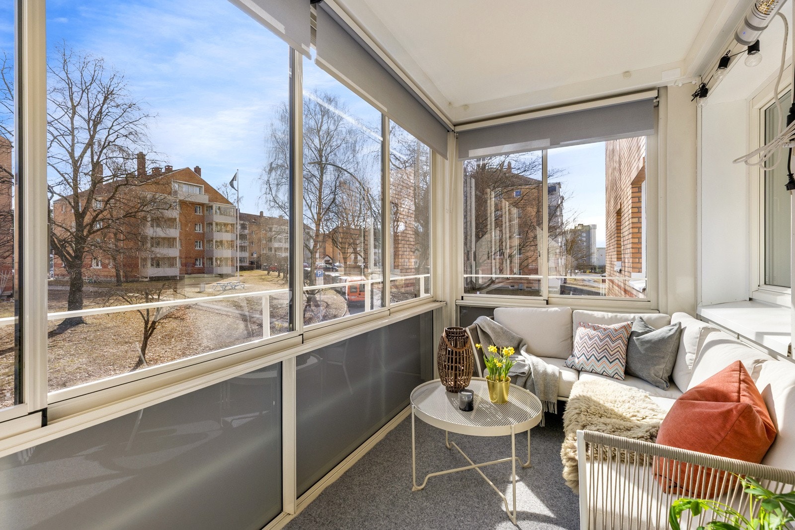 Alle balkonger ble skiftet ut i 2024 og er nå innglasset med moderne skyvevinduer. Galleribilde