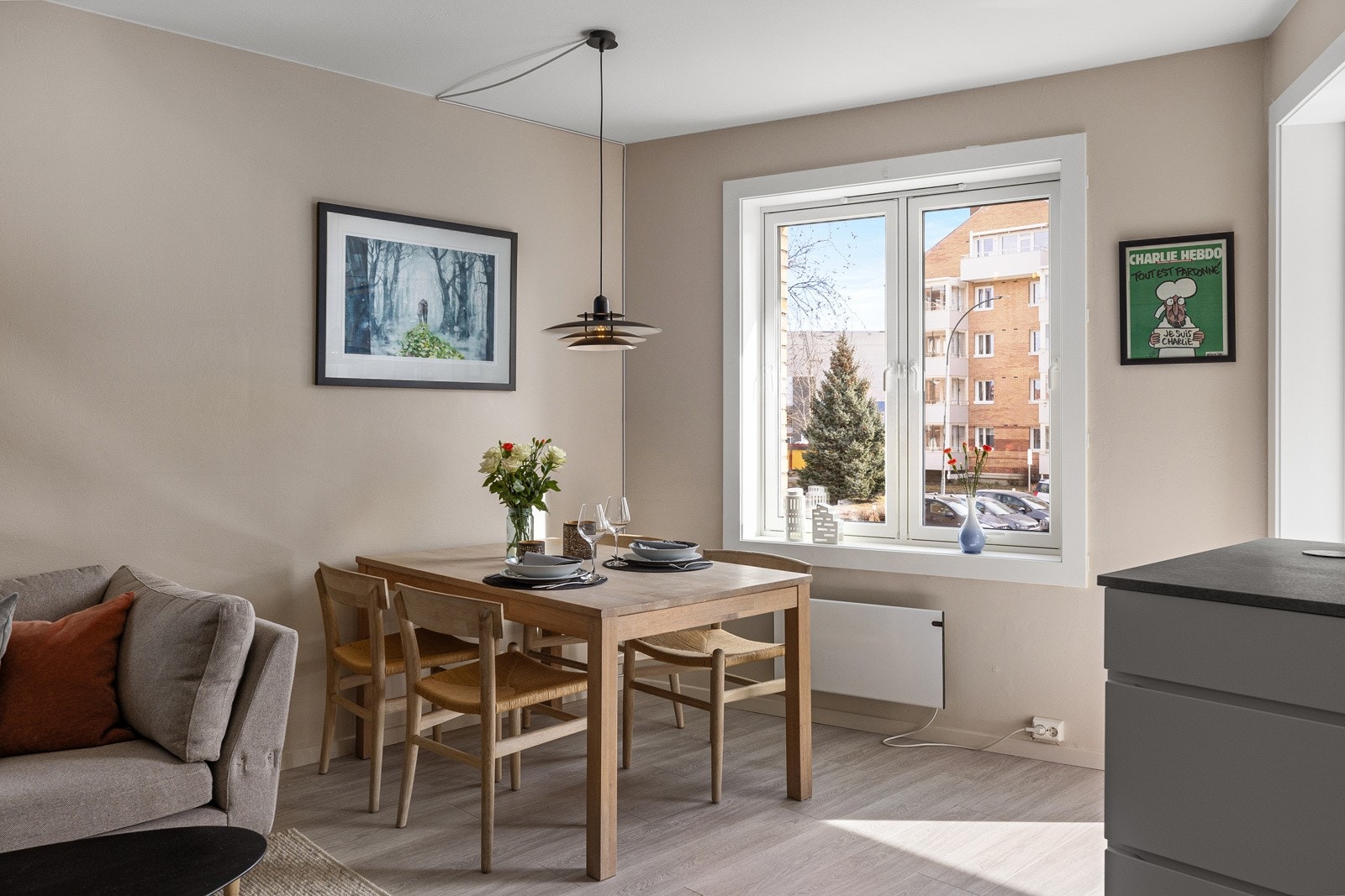 Det er god plass til både sofaseksjon og spisebord, noe som gjør stuen perfekt for både avslapning og sosialt samvær. Galleribilde
