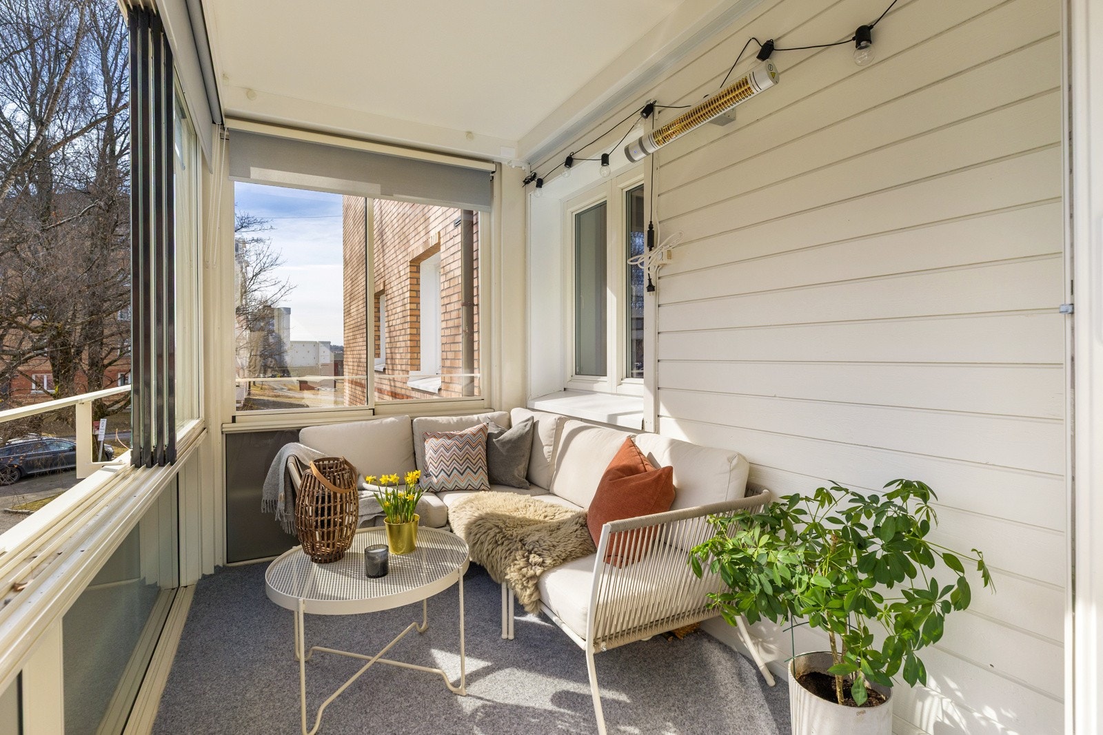 Balkongen har et praktisk balkongteppe på gulvet, stikkontakt og terrassevarmer som gjør at du kan nyte uteplassen året rundt og nyte formiddagssolen. Galleribilde