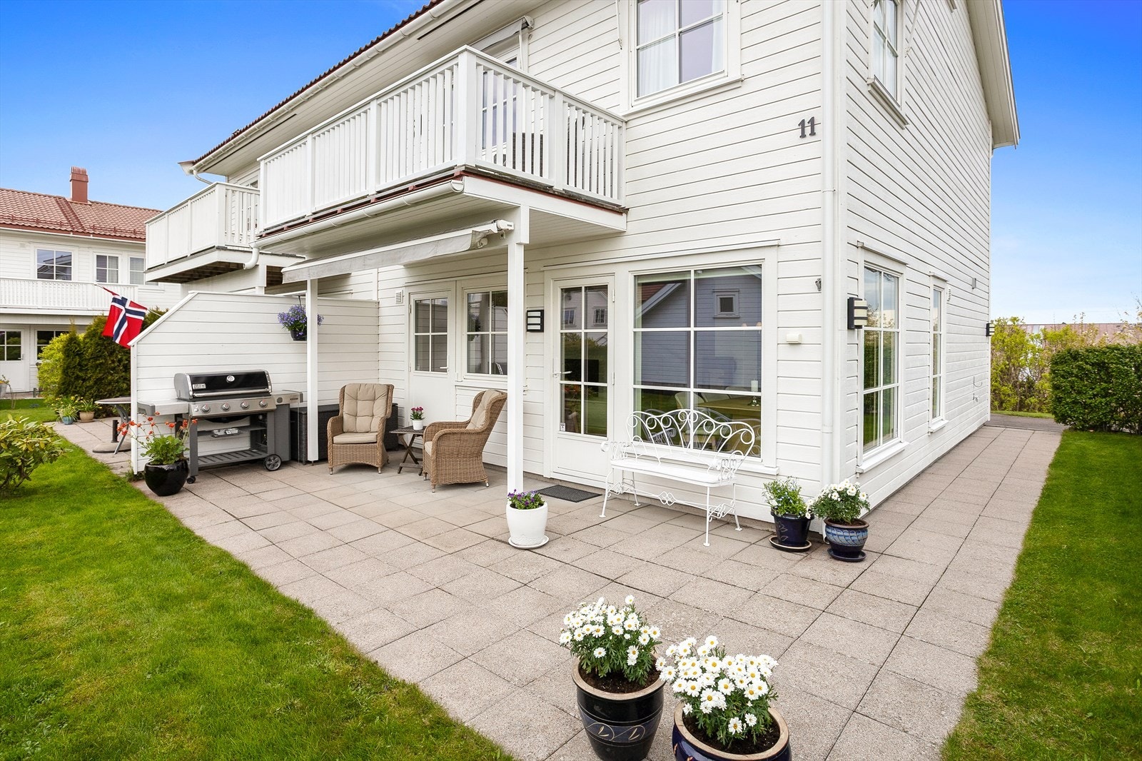 Boligen ligger vestvendt, som sikrer flotte solforhold i hage og på uteplasser, store deler av dagen og mot kveld. Galleribilde