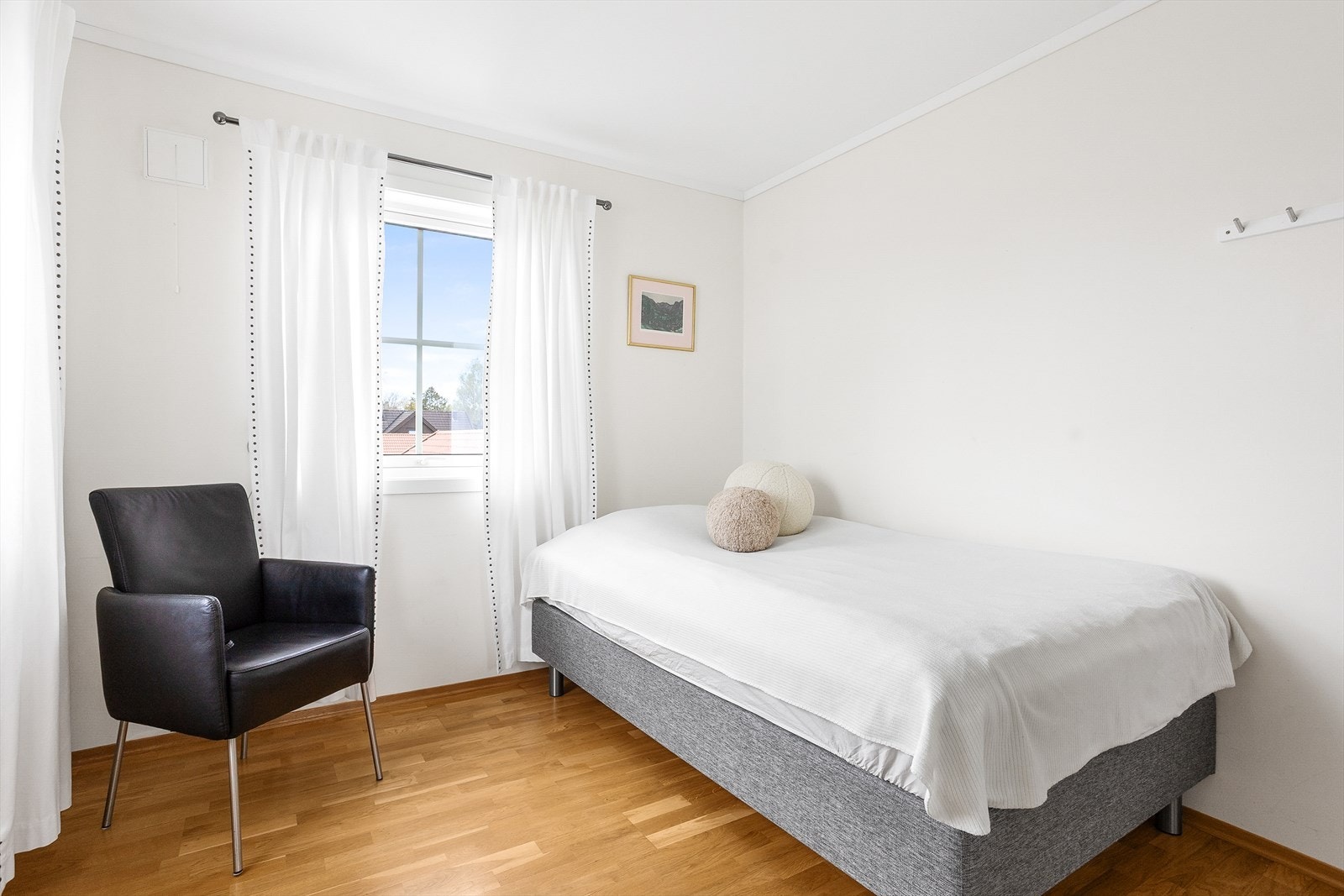 Lyst og trivelig soverom nr. 2. Galleribilde