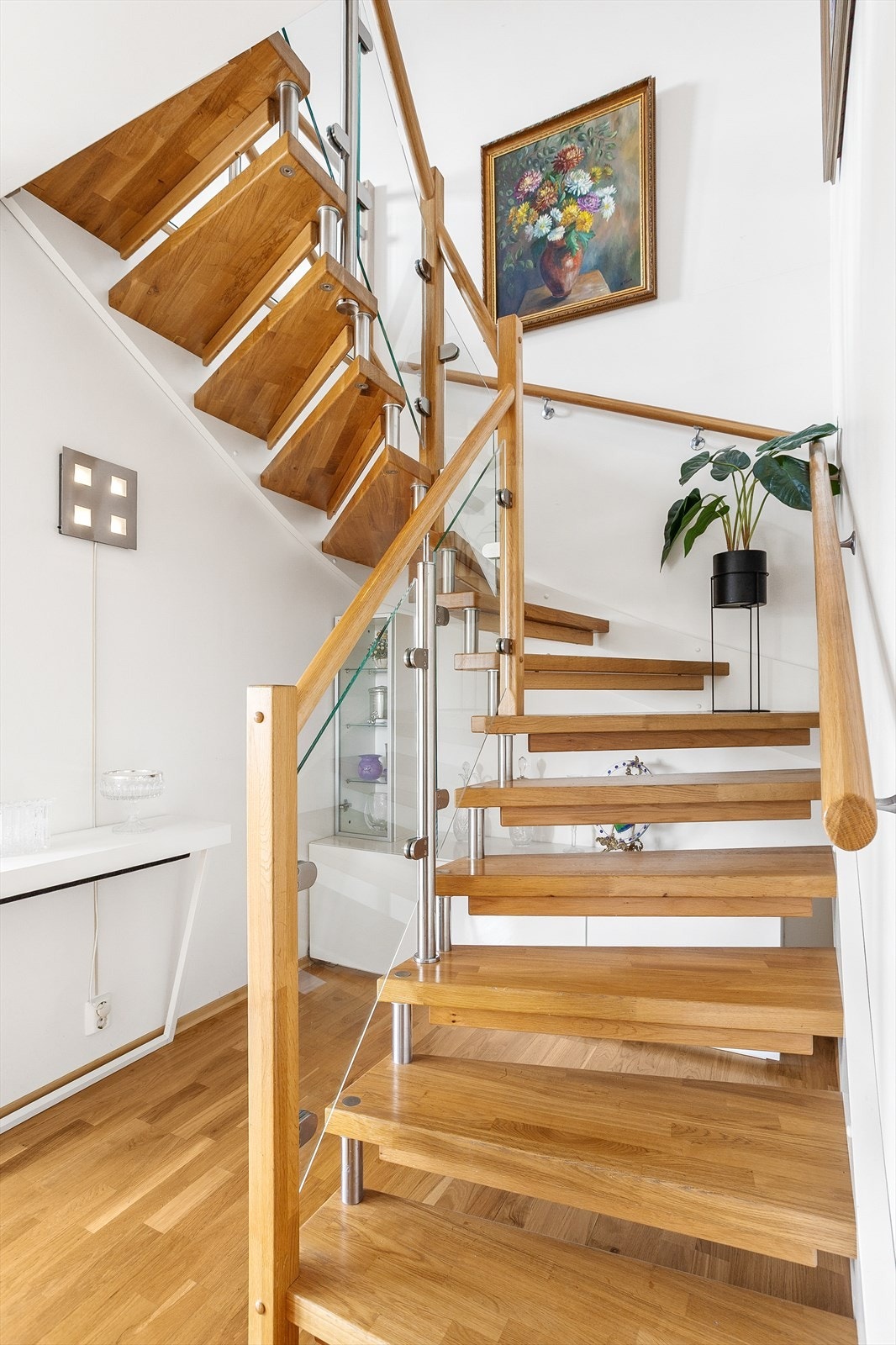 En lekker trapp med eiketrinn og glassrekkverk tar deg opp til 2. etasje. Galleribilde