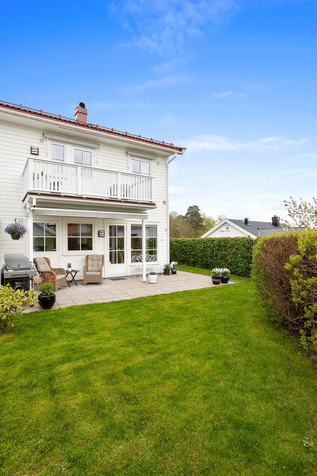 Boligen har en fin og barnevennlig hage, som ligger skjermet fra vei og biltrafikk. Galleribilde