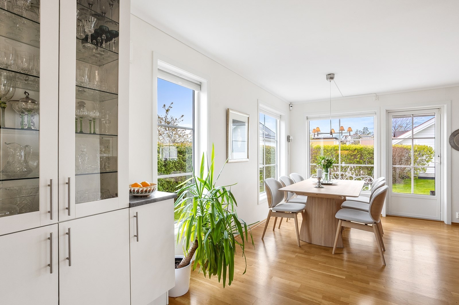 Det er god plass til en stor spisestue ved kjøkkenet. Galleribilde