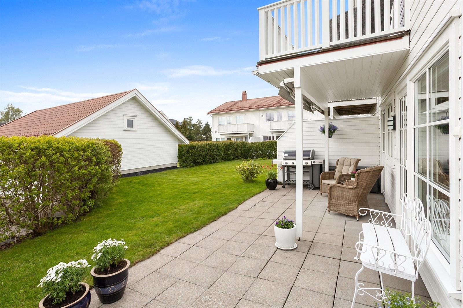 Uteplassen er delvis overbygget og er belagt med steinheller, som sikrer minimalt med vedlikehold. Galleribilde