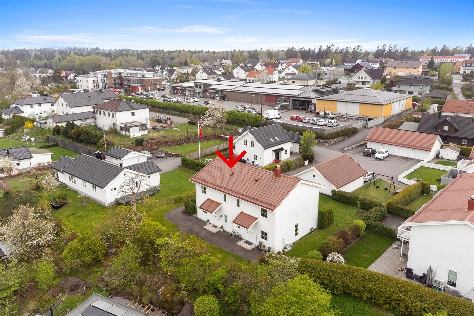 Det er kort vei til lekeplass, fotballbaner, Eikhallen og badeplass. Kun noen få meter fra Eik Skole og Mortenåsen Barnehage rett nord for eiendommen. Kort gangavstand til Granly skole. Galleribilde