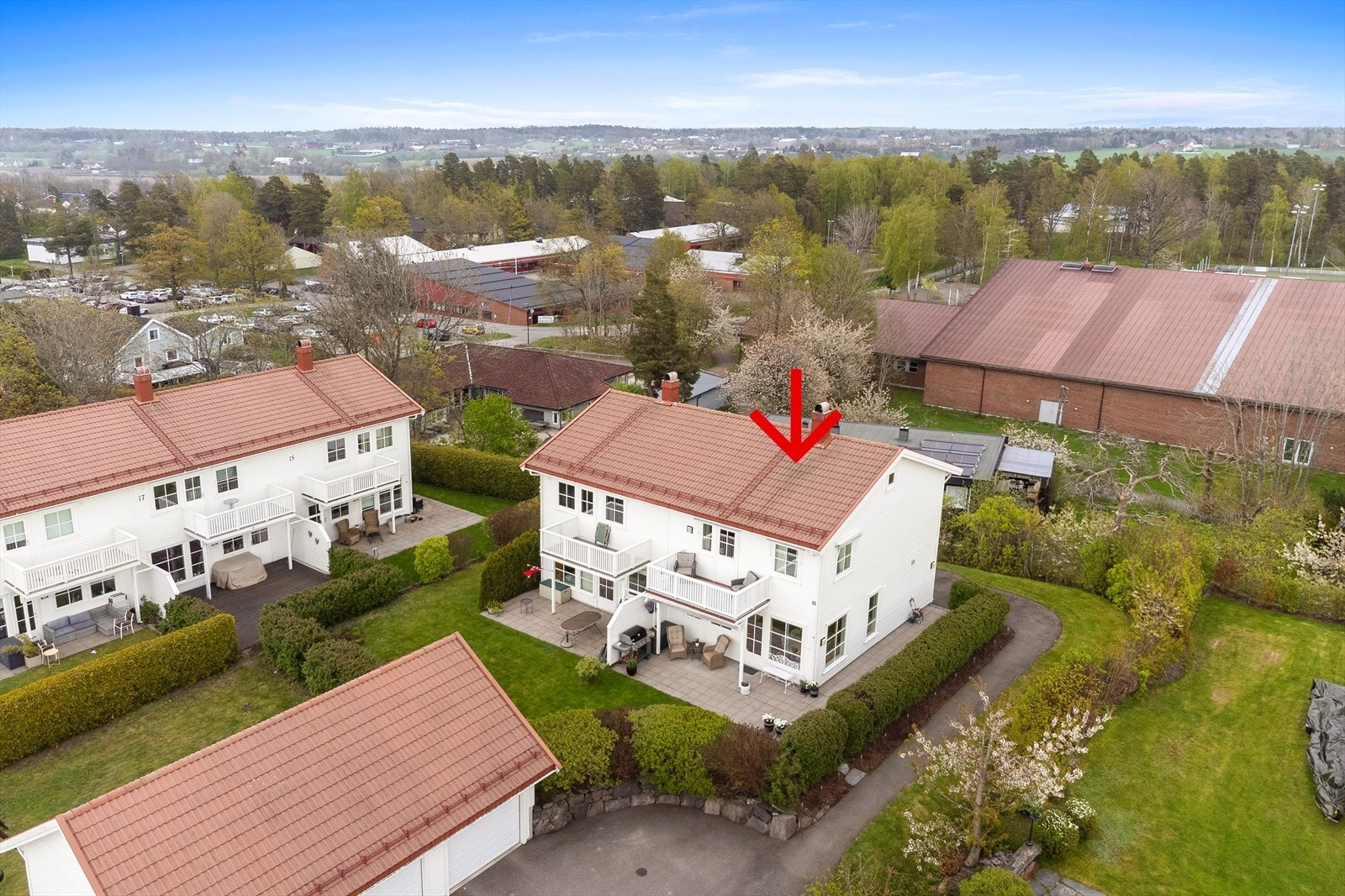 Kun få minutters gange unna ligger populære Greveskogen som har to lysløyper og videre løypenett til områder med oppkjørte skiløyper på vinterstid. Galleribilde