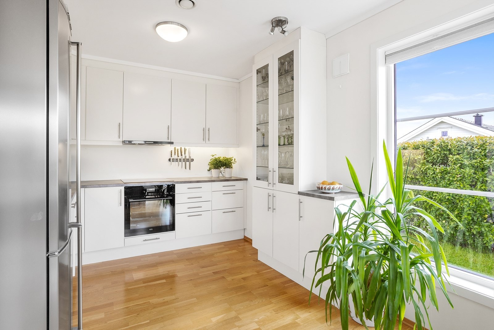 Boligen har et lyst og funksjonelt kjøkken med slette fronter og slitesterk, laminert benkeplate. Galleribilde