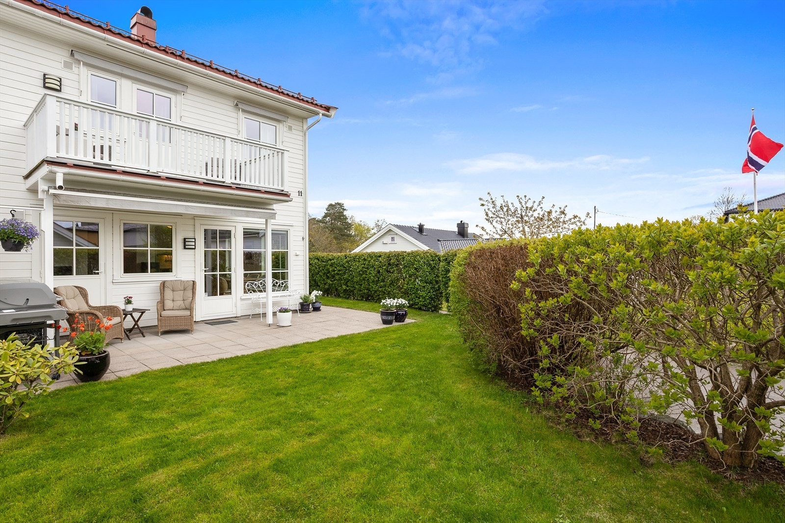 Særdeles attraktiv og godt vedlikeholdt halvpart av tomannsbolig med flotte uteområder og garasje. Galleribilde