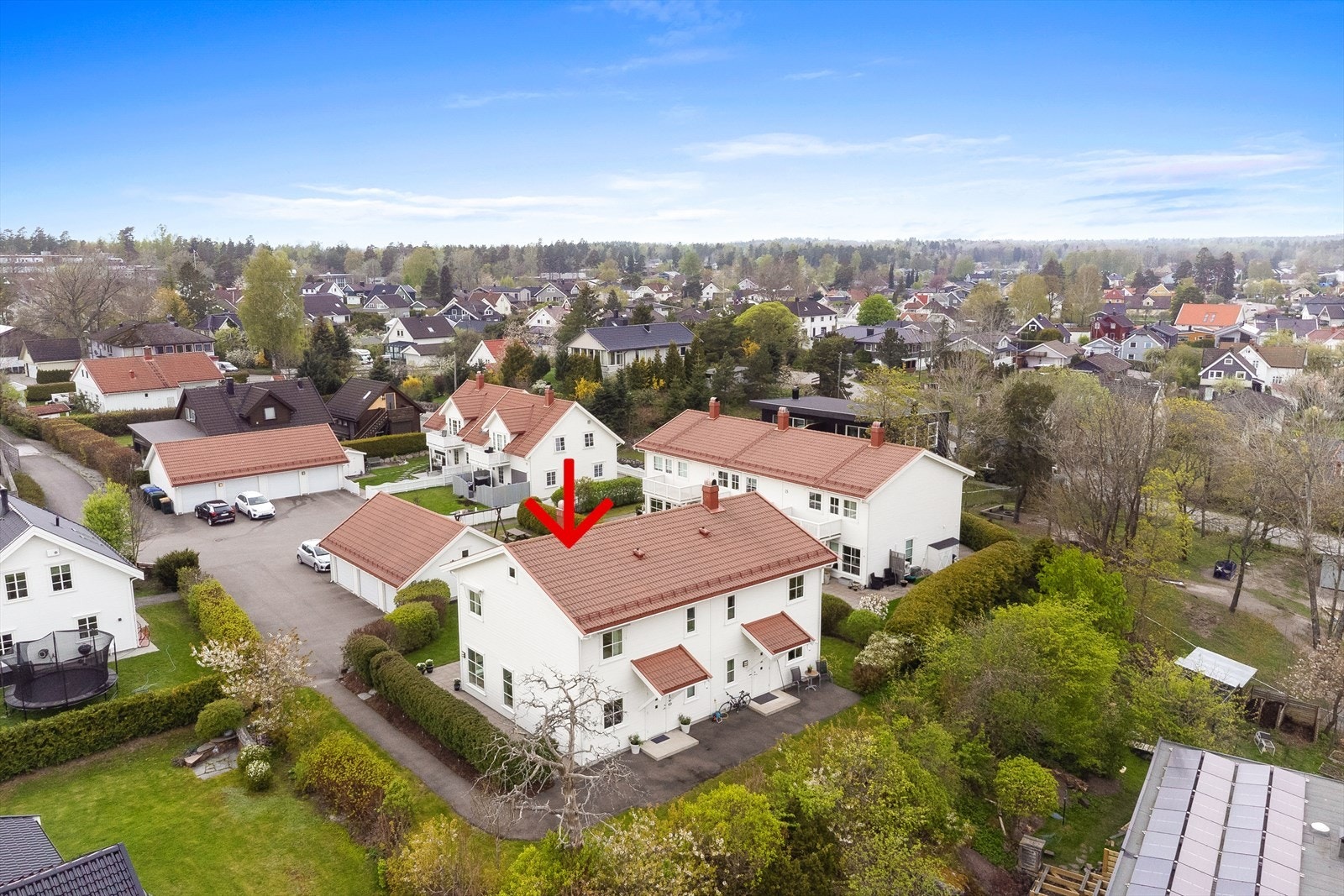 Denne fine vertikaldelte halvparten av tomannsbolig ligger i et barnevennlig og etablert boligområde på Eik, ca. 2,5 km fra Tønsberg sentrum i Tønsberg kommune. Galleribilde