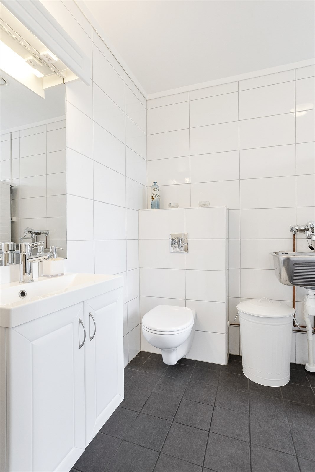 I 1. etasje har boligen et meget praktisk, separat vaskerom/toalettrom. Galleribilde