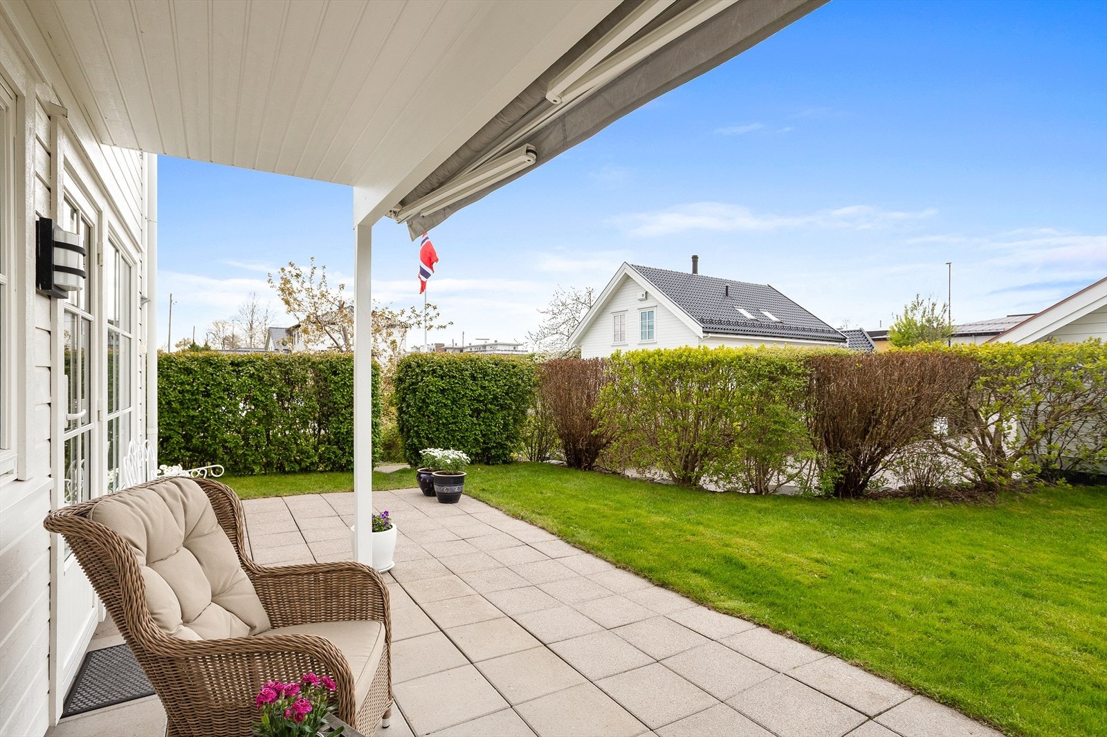 Fra stuen er det utgang til en hyggelig uteplass og en skjermet hage. Galleribilde