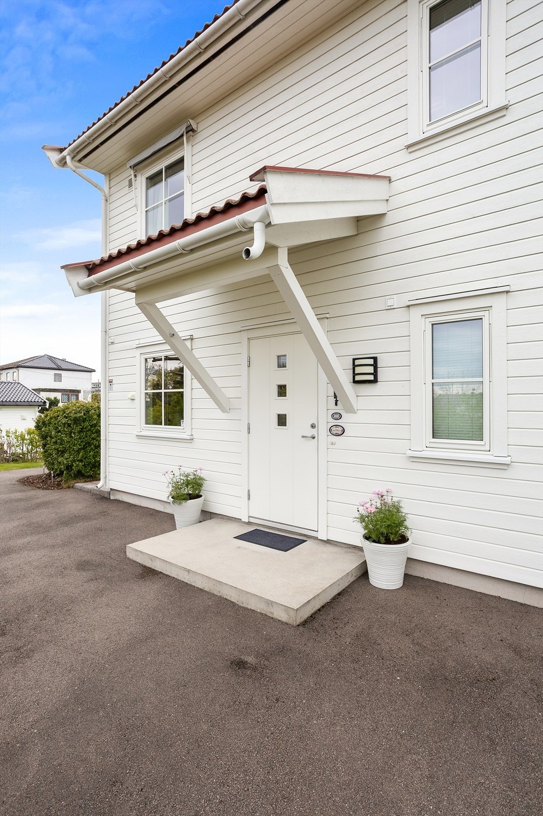 Boligen har et hyggelig, overbygget inngangsparti. Galleribilde