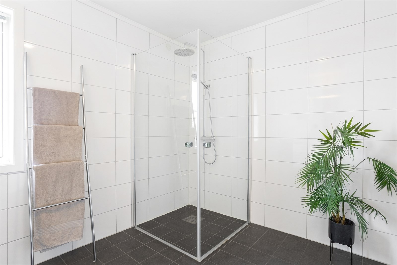 Dusjhjørnet har foldedører i glass og regnfallsarmatur. Galleribilde