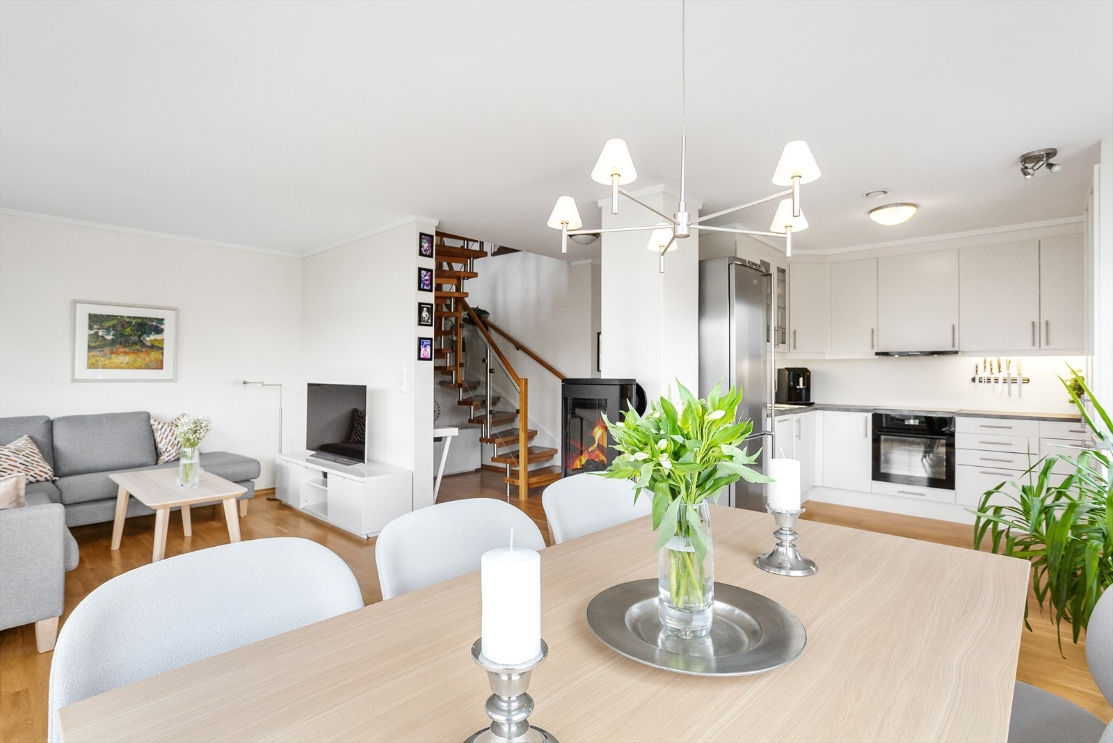 Boligen byr på en lys og innbydende stue i 1. etasje. Galleribilde