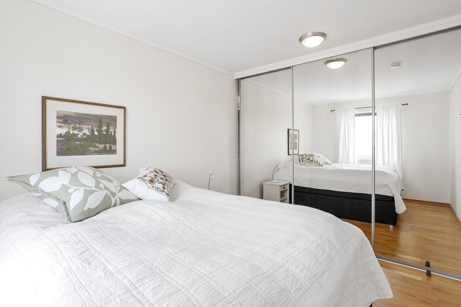 Boligen har i dag 2 soverom, som begge ligger i 2. etasje. Galleribilde