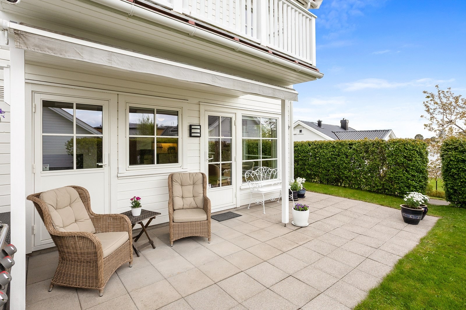 Det er montert markise for effektiv solskjerming både inne og ute. Galleribilde