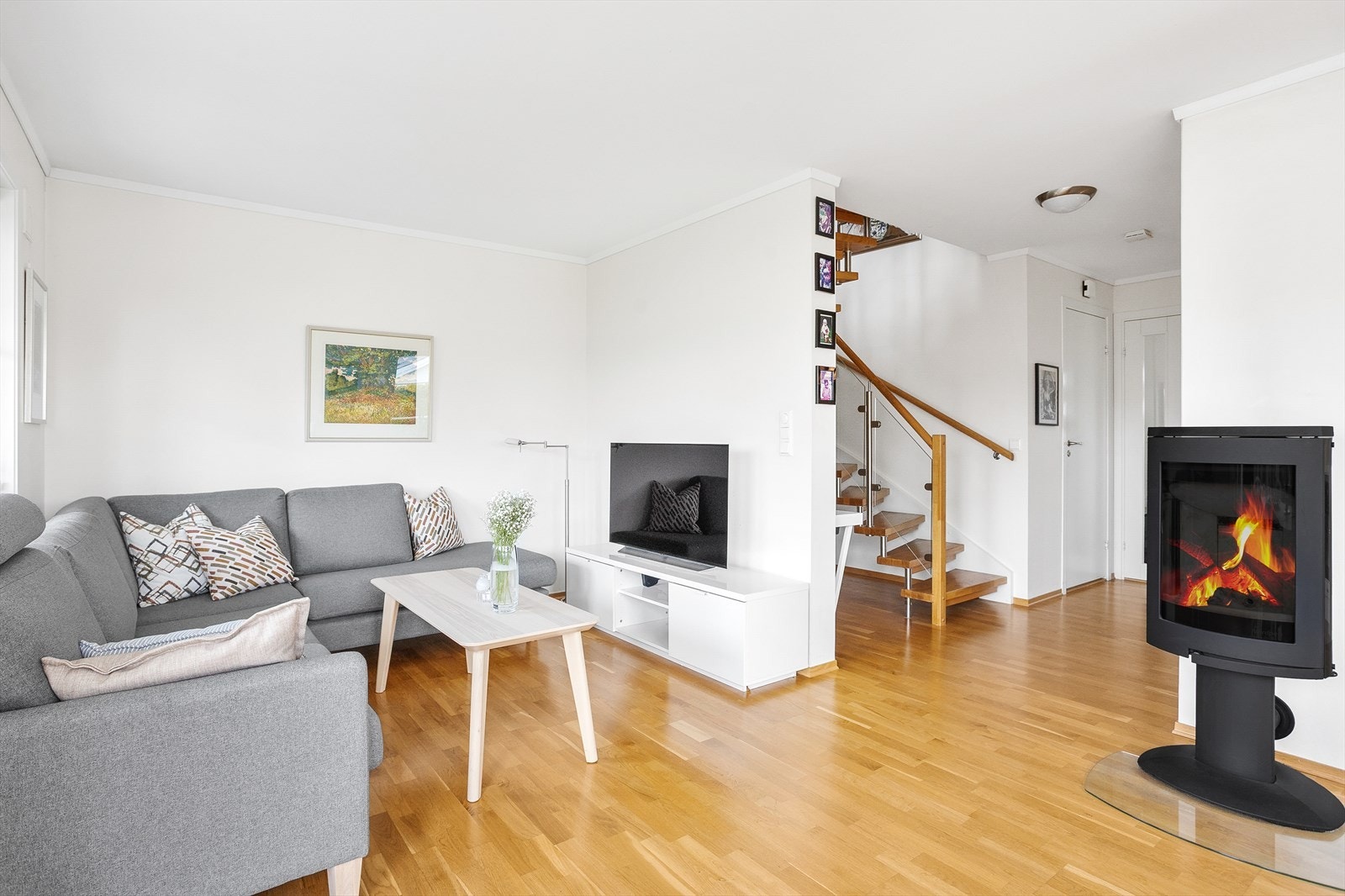 Det er gulvvarme i hele 1. etasje som sikrer en behagelig romtemperatur. Galleribilde