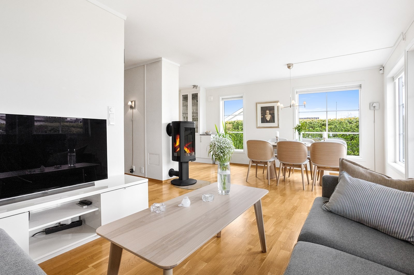 I tillegg finnes en moderne og stemningsfull peisovn i stuen. Galleribilde