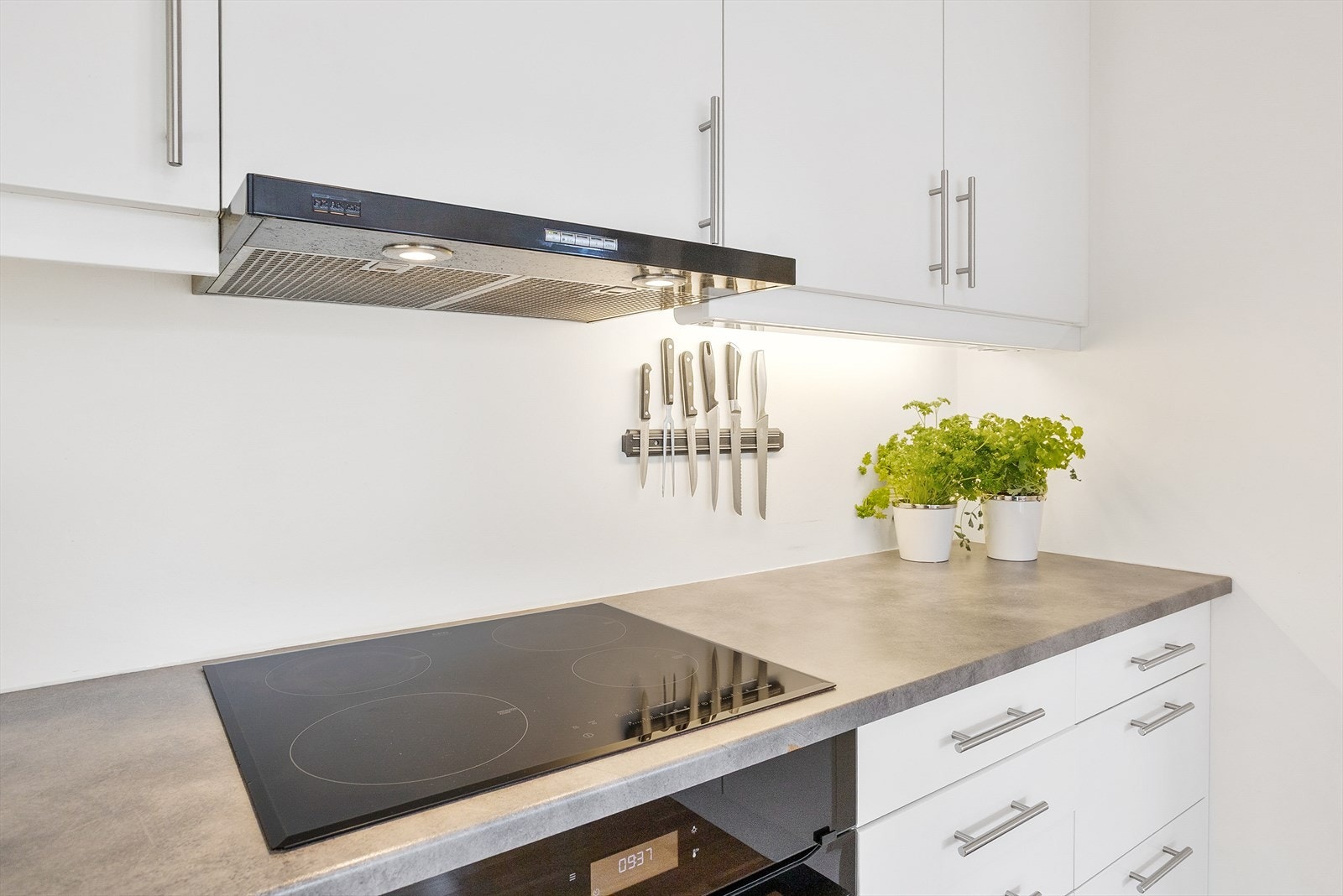 Kjøkkenet holder generelt en god standard, og har en praktisk utforming med godt med skap- og benkeplass. Galleribilde