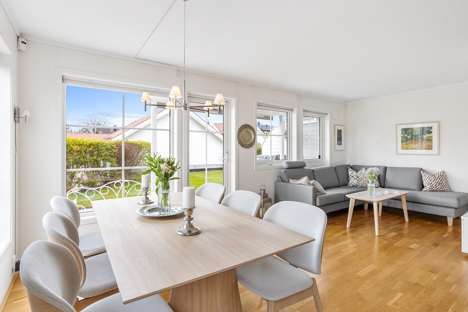 Boligen har en gjennomgående pen standard med parkett på gulv i oppholdsrom, og malte overflater i lyse, nøytrale fargetoner som gir en moderne og tidløs stil. Galleribilde