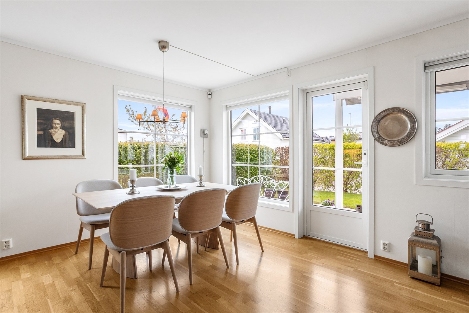 Stuen har store vindusflater og utgang til uteplass og hage. Galleribilde