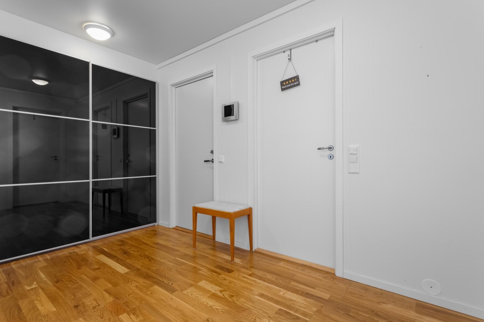 I entreen er det en stor og praktisk skyvedørsgaderobe Galleribilde